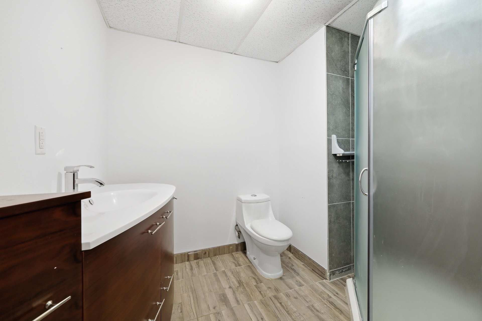 









3665


Rue Perras

,
Longueuil (Saint-Hubert),




QC
J3Y8L6

