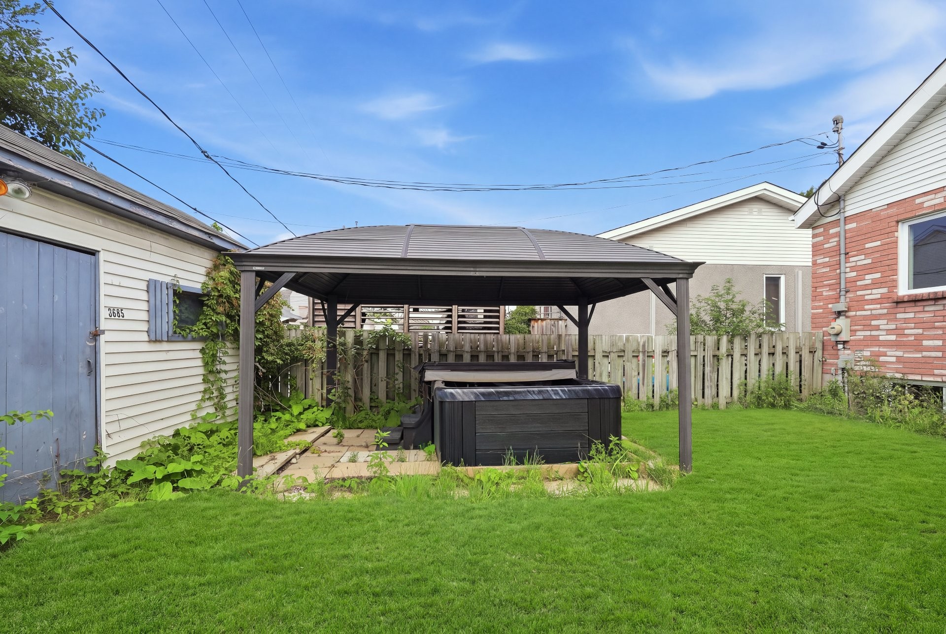 









3665


Rue Perras

,
Longueuil (Saint-Hubert),




QC
J3Y8L6

