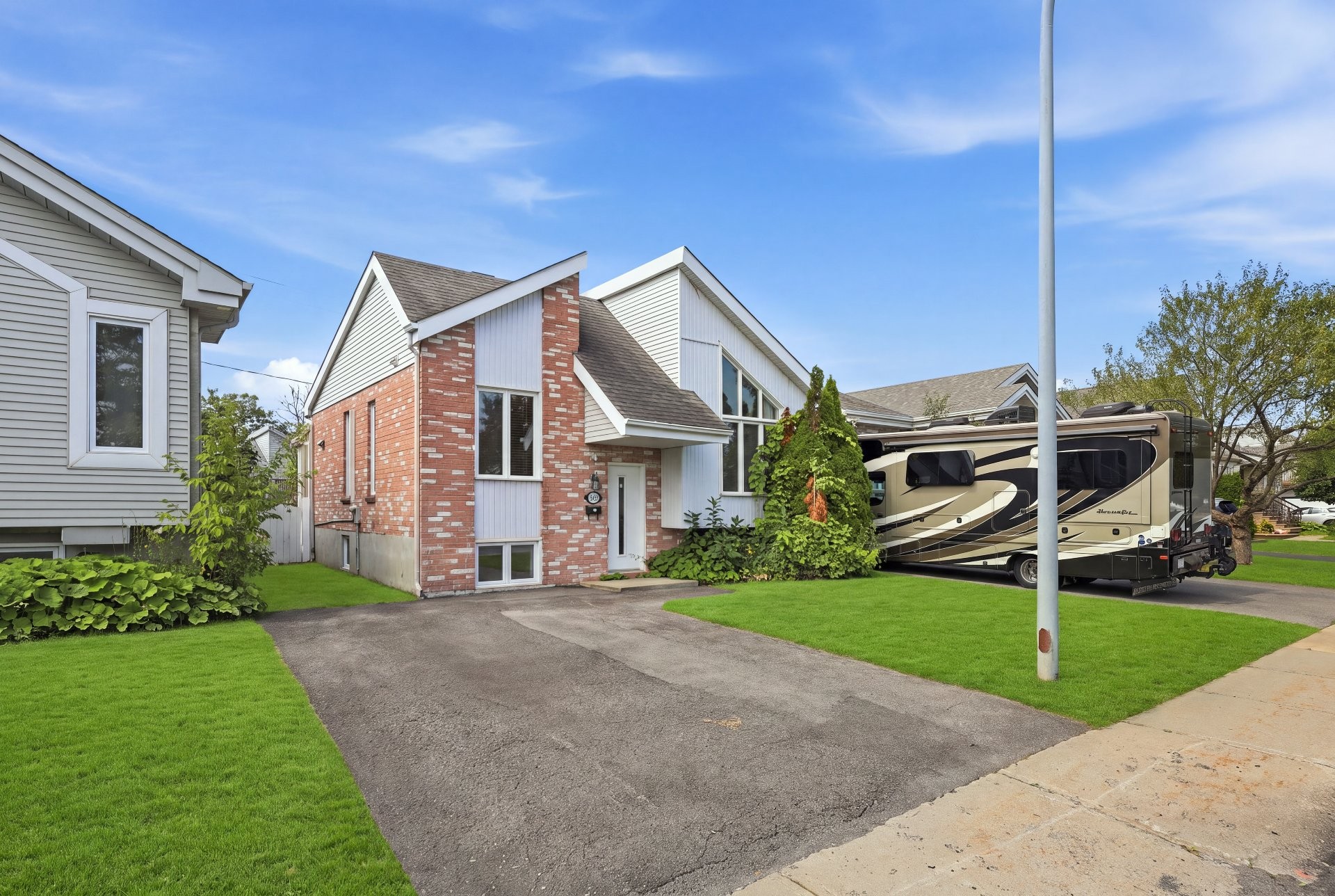 









3665


Rue Perras

,
Longueuil (Saint-Hubert),




QC
J3Y8L6

