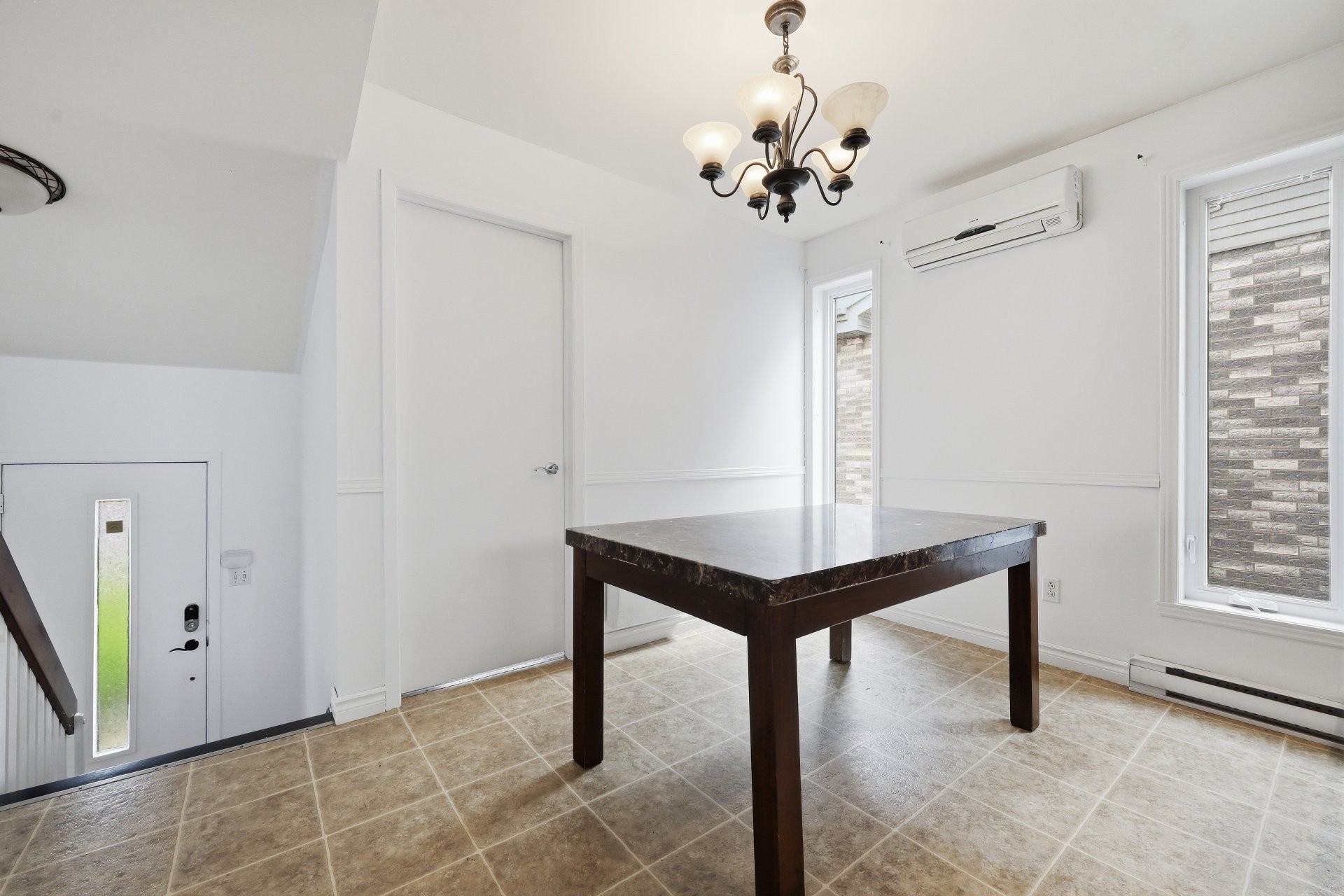 









3665


Rue Perras

,
Longueuil (Saint-Hubert),




QC
J3Y8L6

