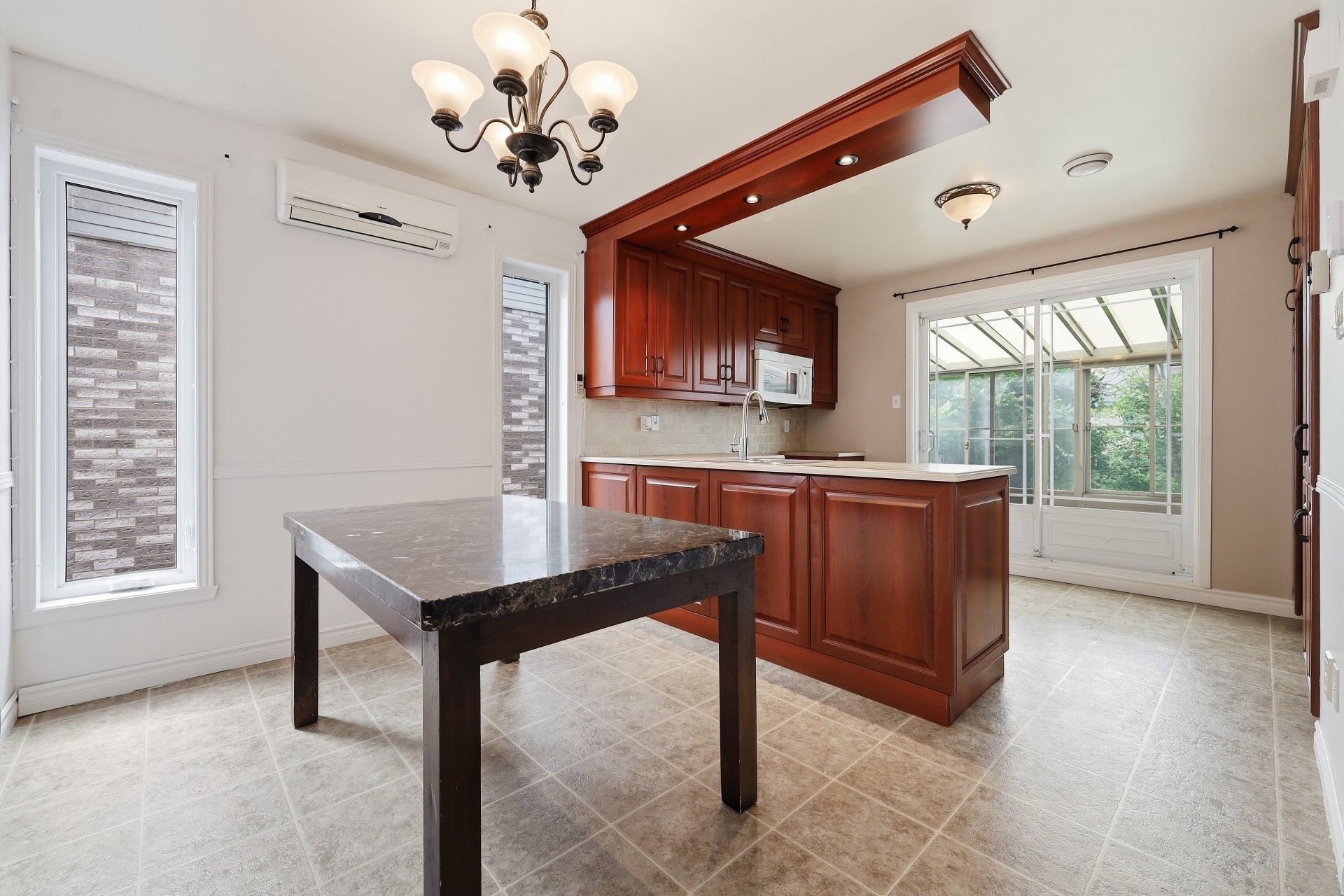









3665


Rue Perras

,
Longueuil (Saint-Hubert),




QC
J3Y8L6

