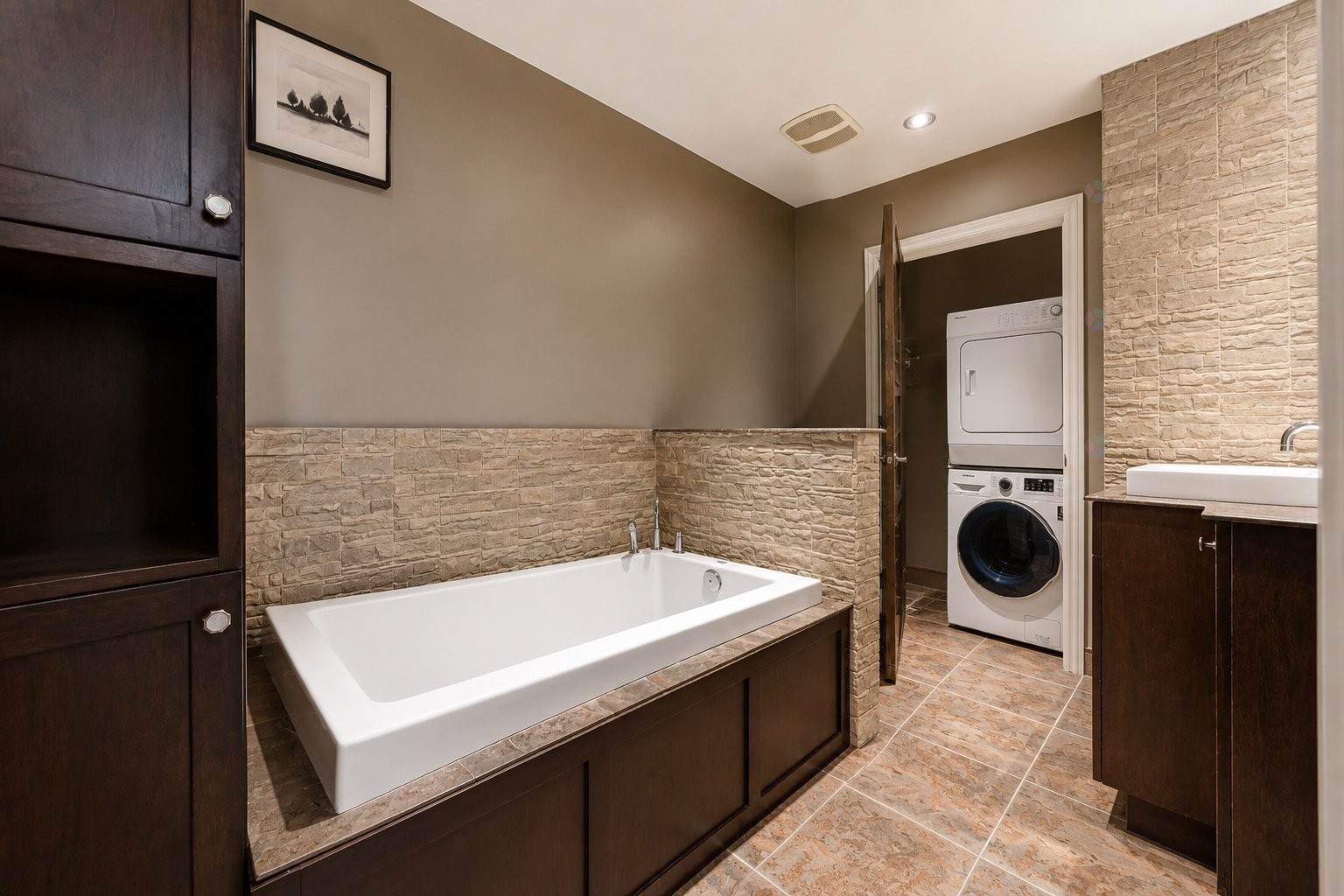 









1455


Rue St-Jacques

, 404,
Montréal (Ville-Marie),




QC
H3C1H3

