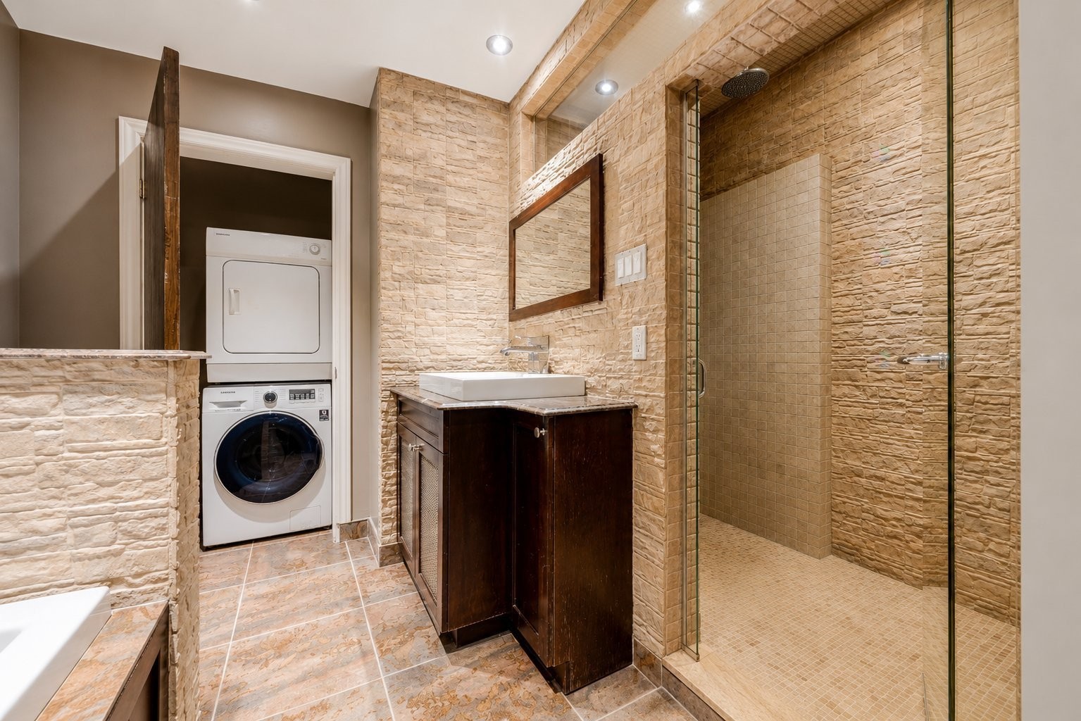 









1455


Rue St-Jacques

, 404,
Montréal (Ville-Marie),




QC
H3C1H3

