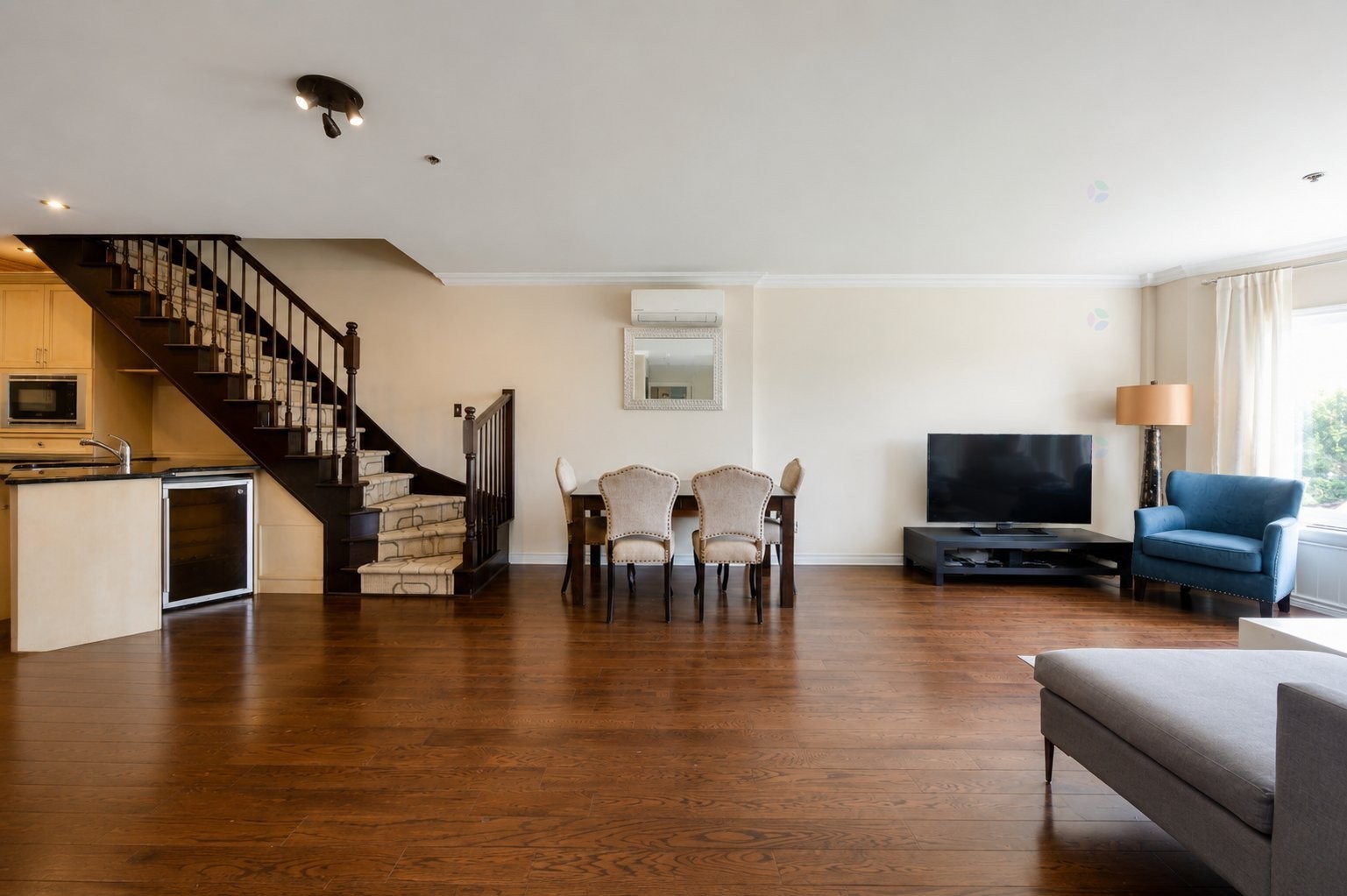 









1455


Rue St-Jacques

, 404,
Montréal (Ville-Marie),




QC
H3C1H3

