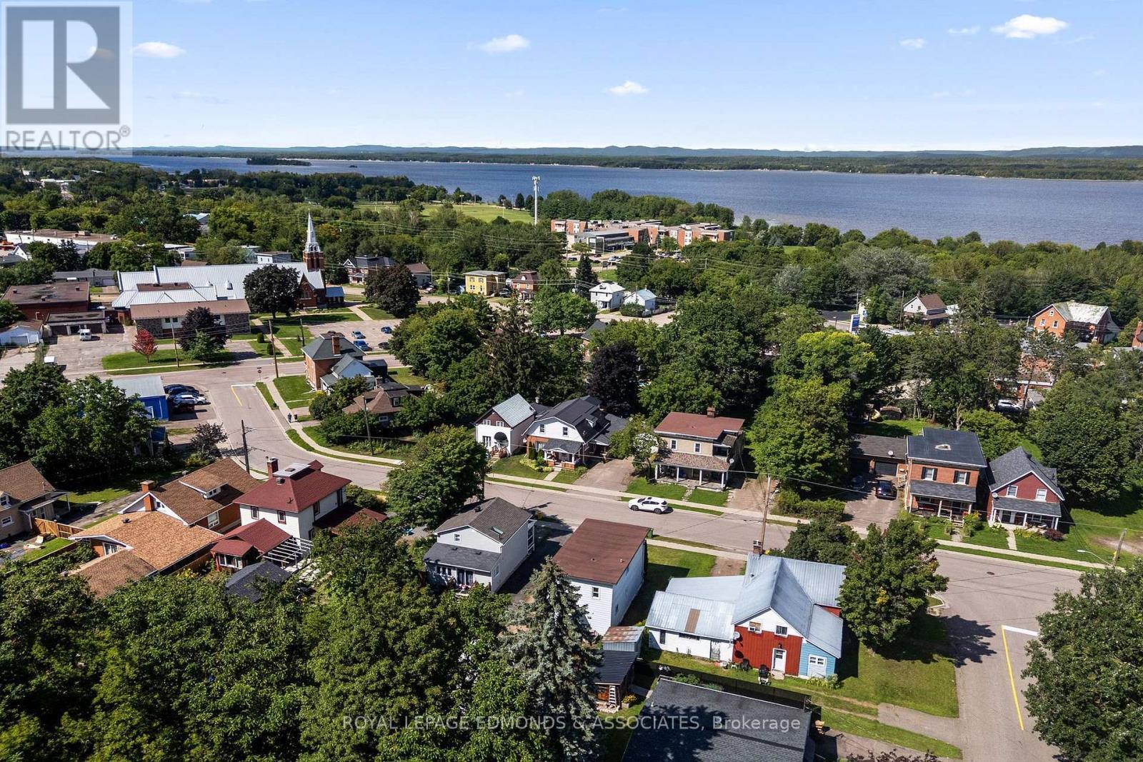 












594 ISABELLA STREET

,
Pembroke,




Ontario
K8A5V3

