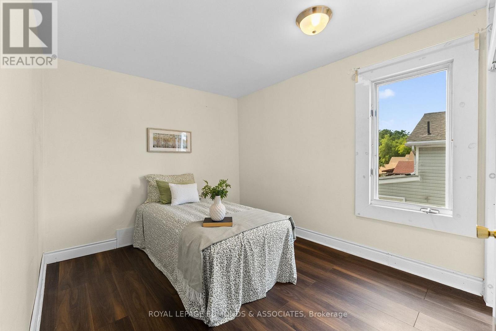 












594 ISABELLA STREET

,
Pembroke,




Ontario
K8A5V3

