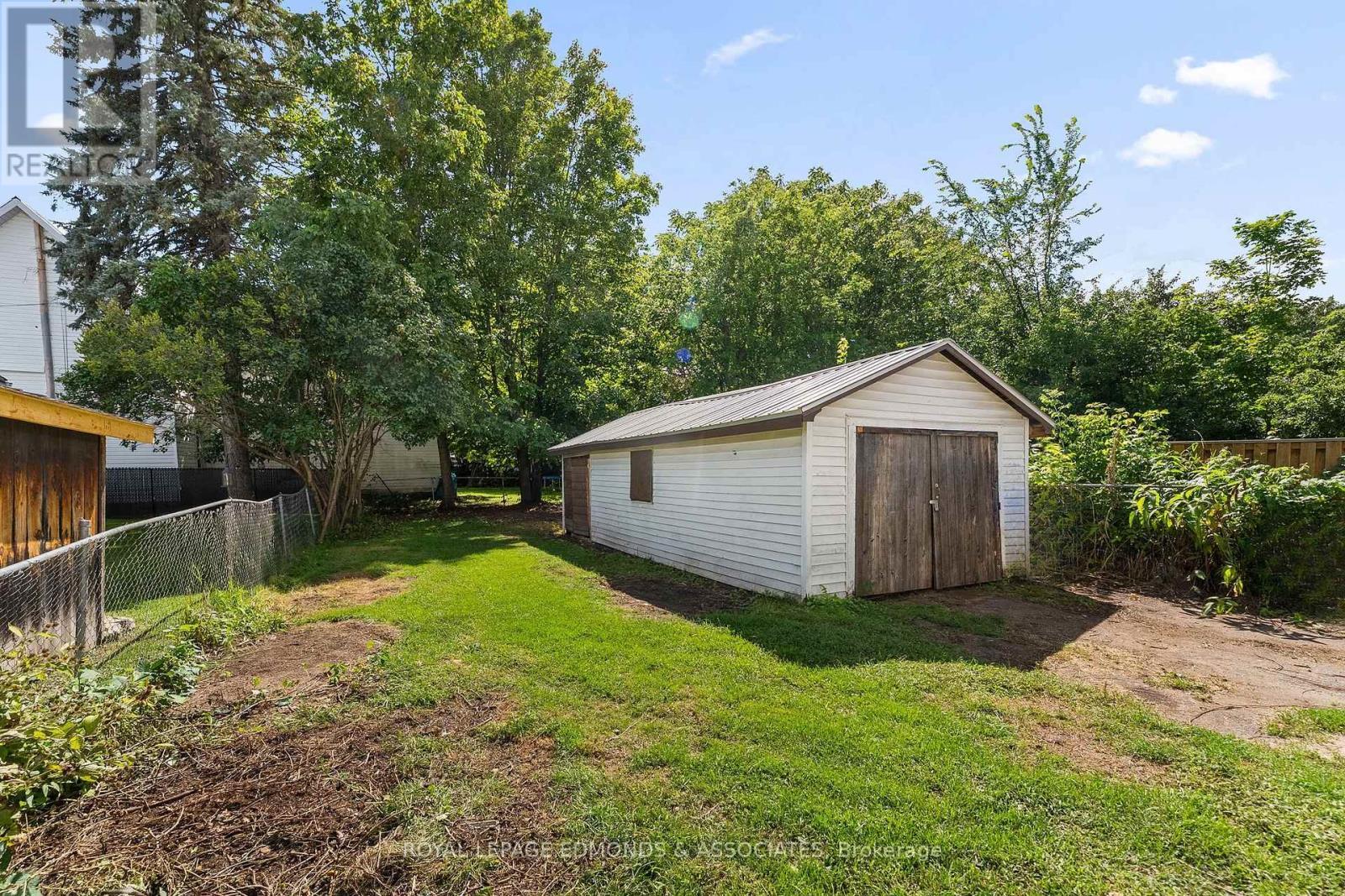 












594 ISABELLA STREET

,
Pembroke,




Ontario
K8A5V3


