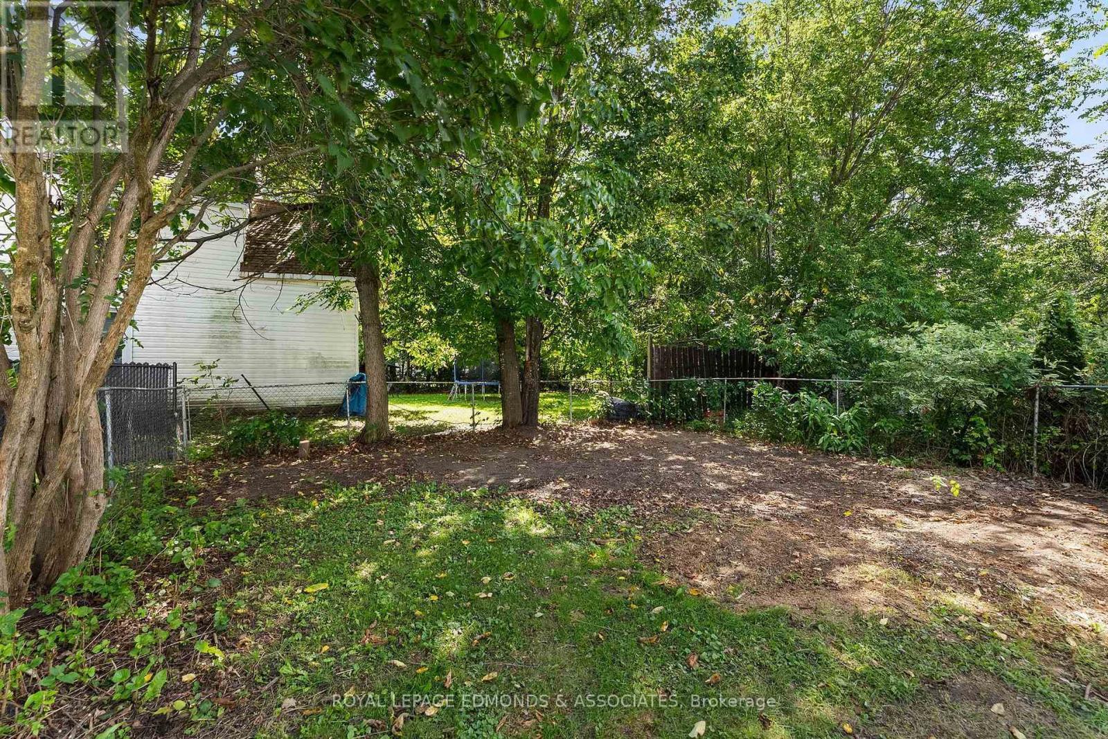 












594 ISABELLA STREET

,
Pembroke,




Ontario
K8A5V3

