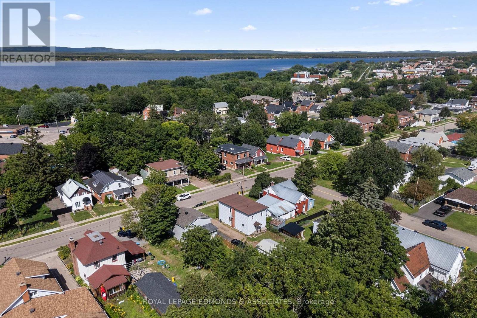 












594 ISABELLA STREET

,
Pembroke,




Ontario
K8A5V3

