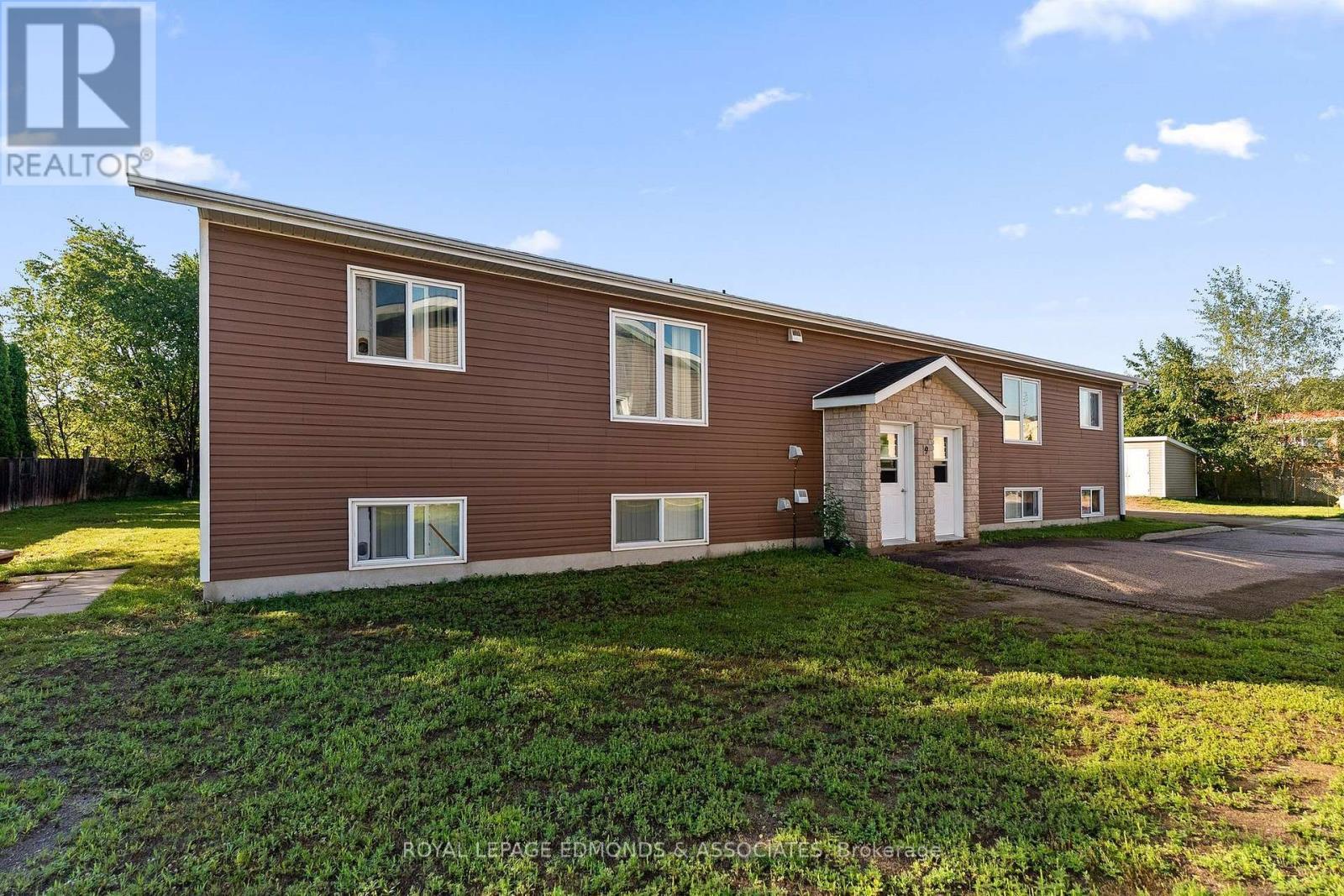 












5 RENFREW STREET

,
Petawawa,




Ontario
K8H0B6

