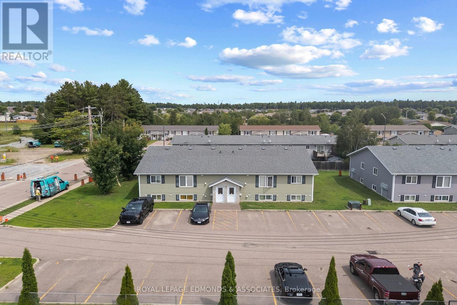 












5 RENFREW STREET

,
Petawawa,




Ontario
K8H0B6

