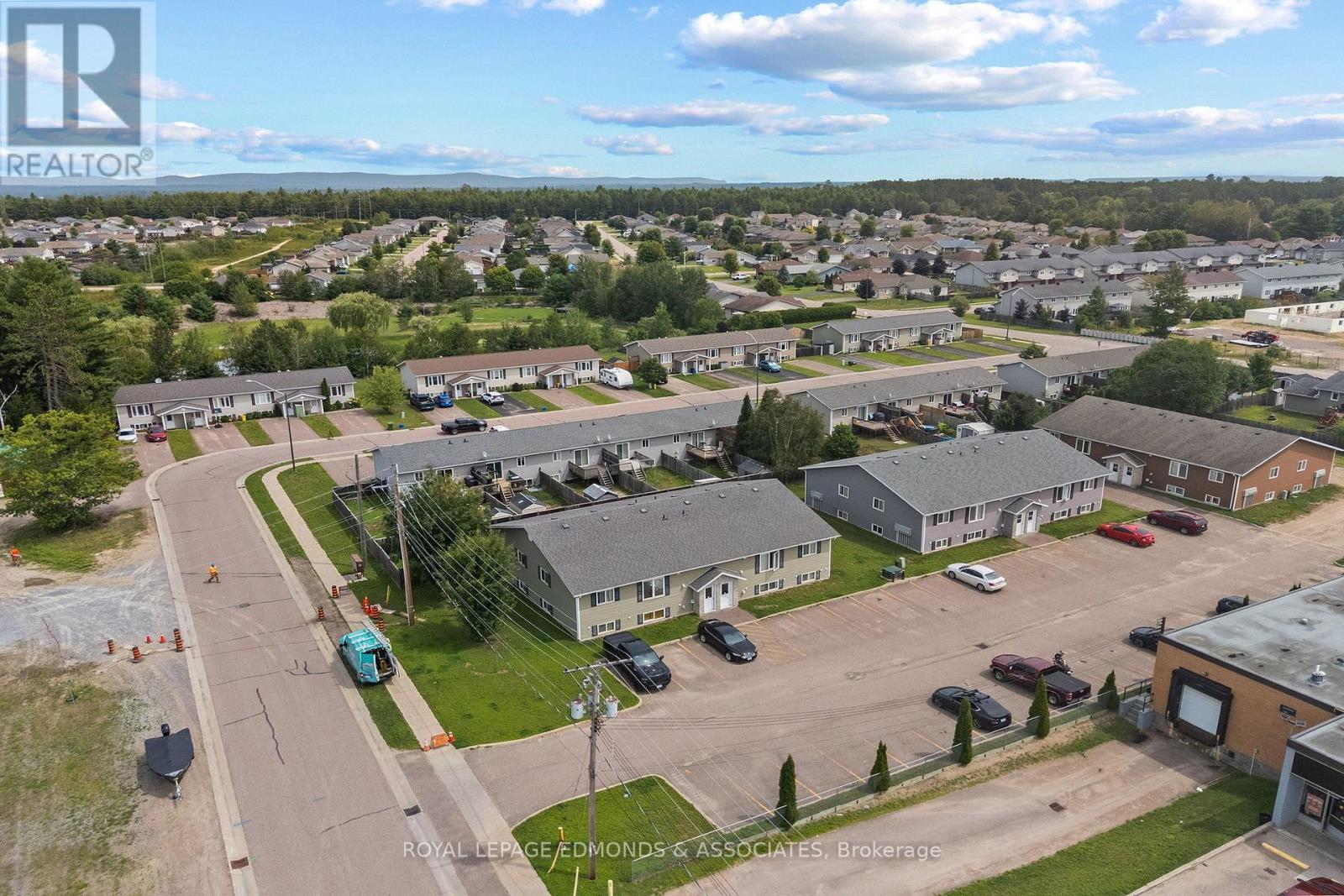 












5 RENFREW STREET

,
Petawawa,




Ontario
K8H0B6

