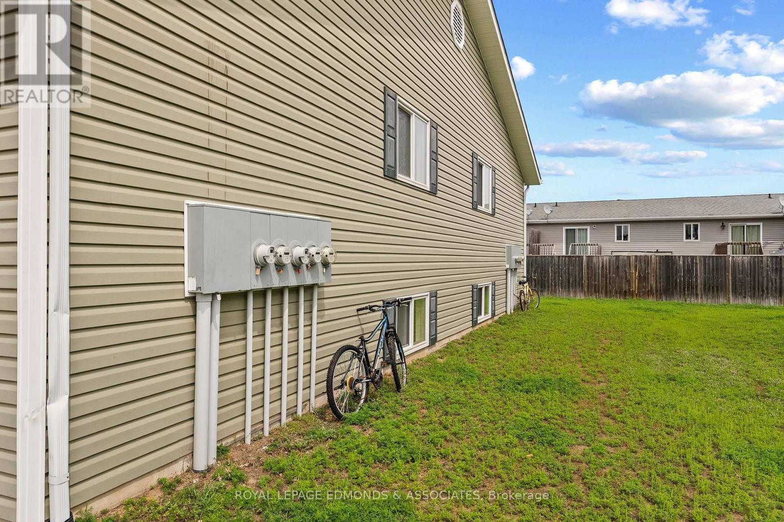 












5 RENFREW STREET

,
Petawawa,




Ontario
K8H0B6


