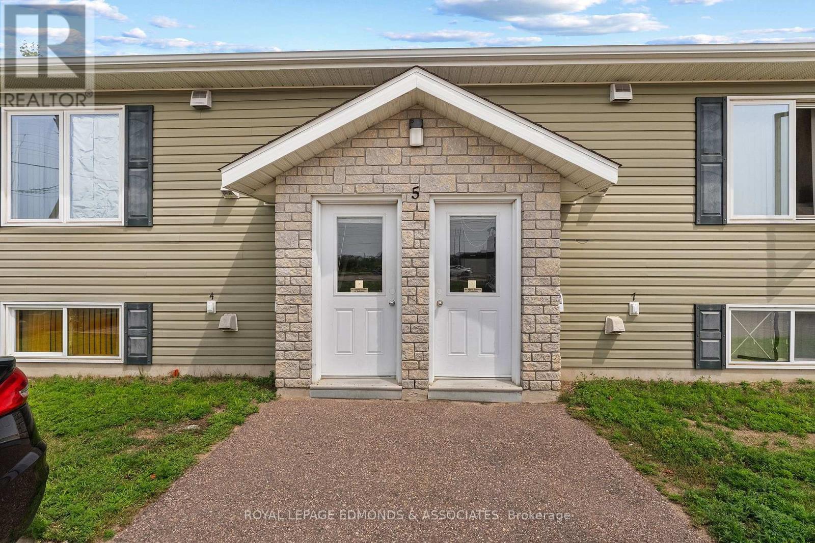 












5 RENFREW STREET

,
Petawawa,




Ontario
K8H0B6


