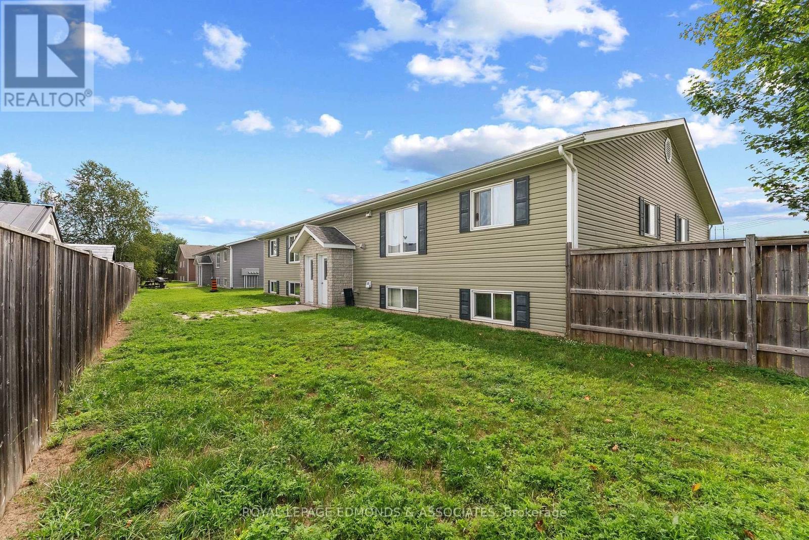 












5 RENFREW STREET

,
Petawawa,




Ontario
K8H0B6


