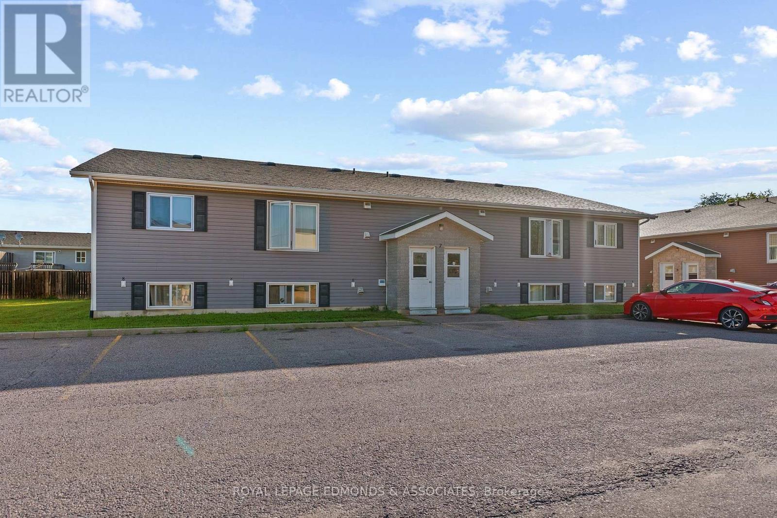 












5 RENFREW STREET

,
Petawawa,




Ontario
K8H0B6

