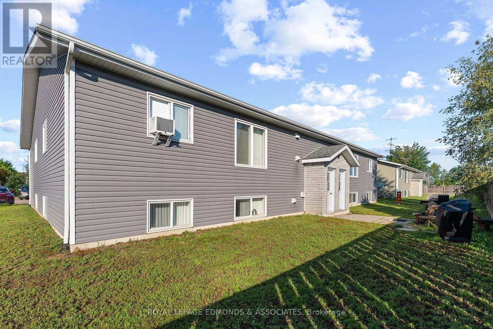 












5 RENFREW STREET

,
Petawawa,




Ontario
K8H0B6

