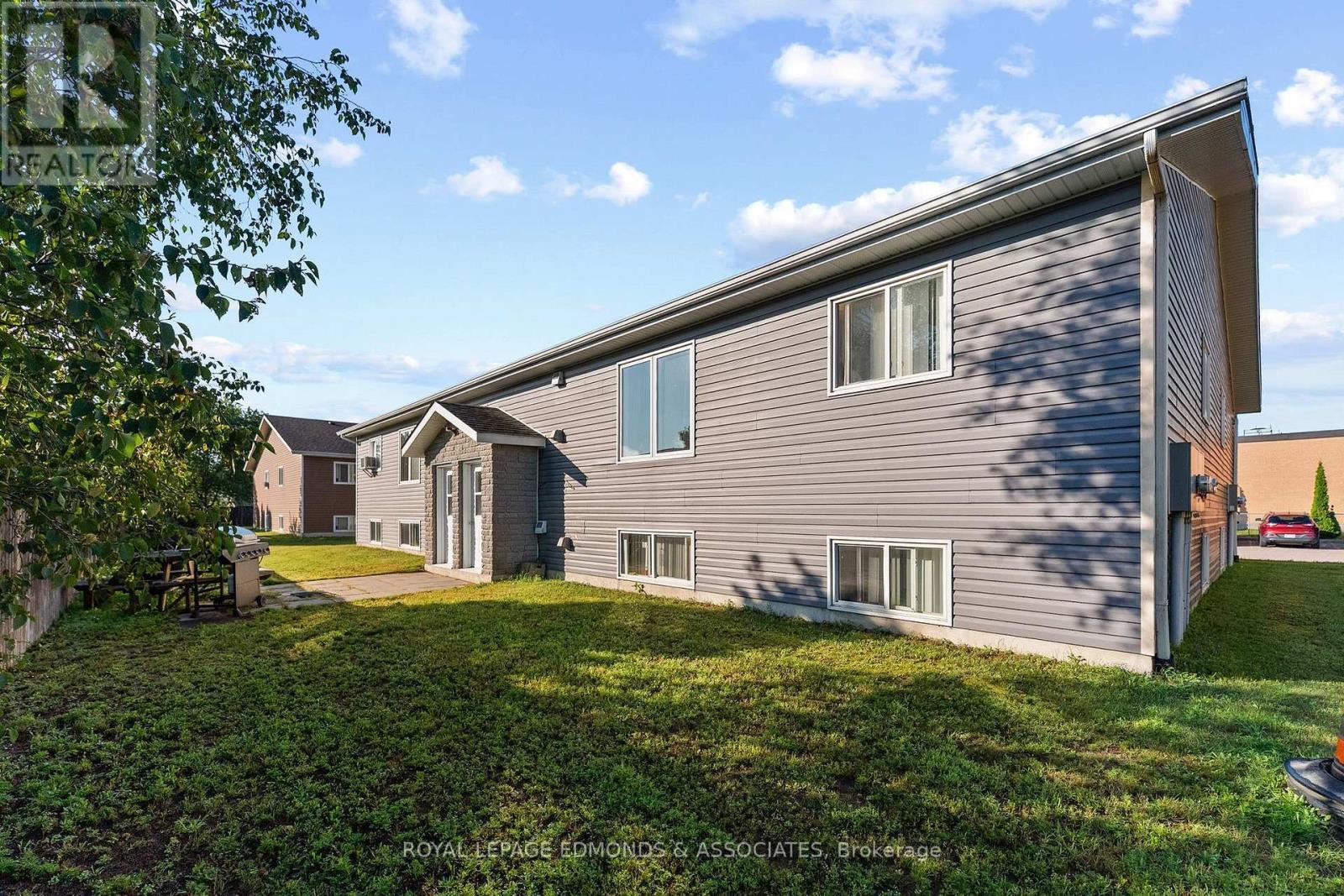 












5 RENFREW STREET

,
Petawawa,




Ontario
K8H0B6

