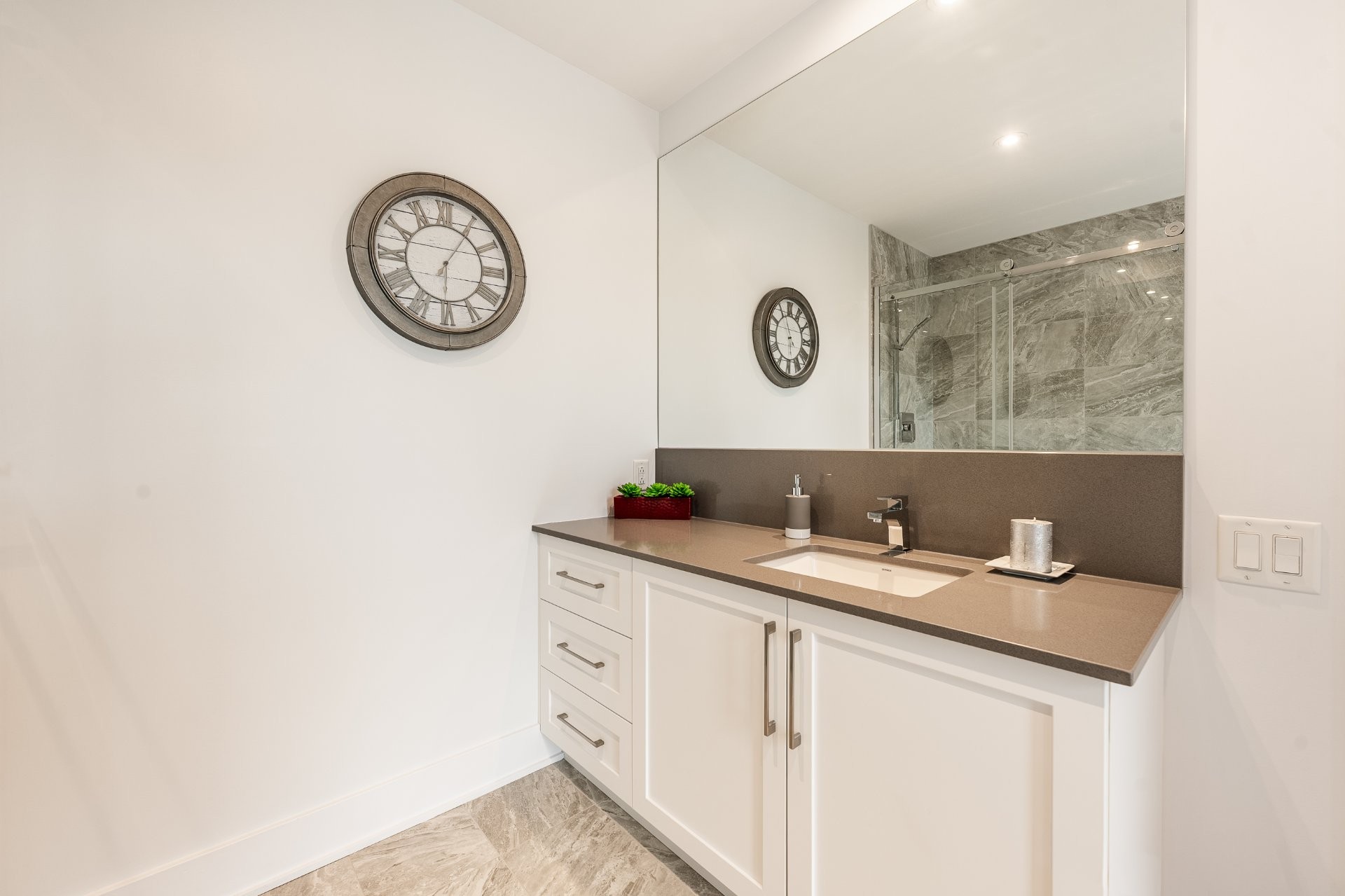 









345


Rue Narbonne

,
Sainte-Julie,




QC
J3E0E9


