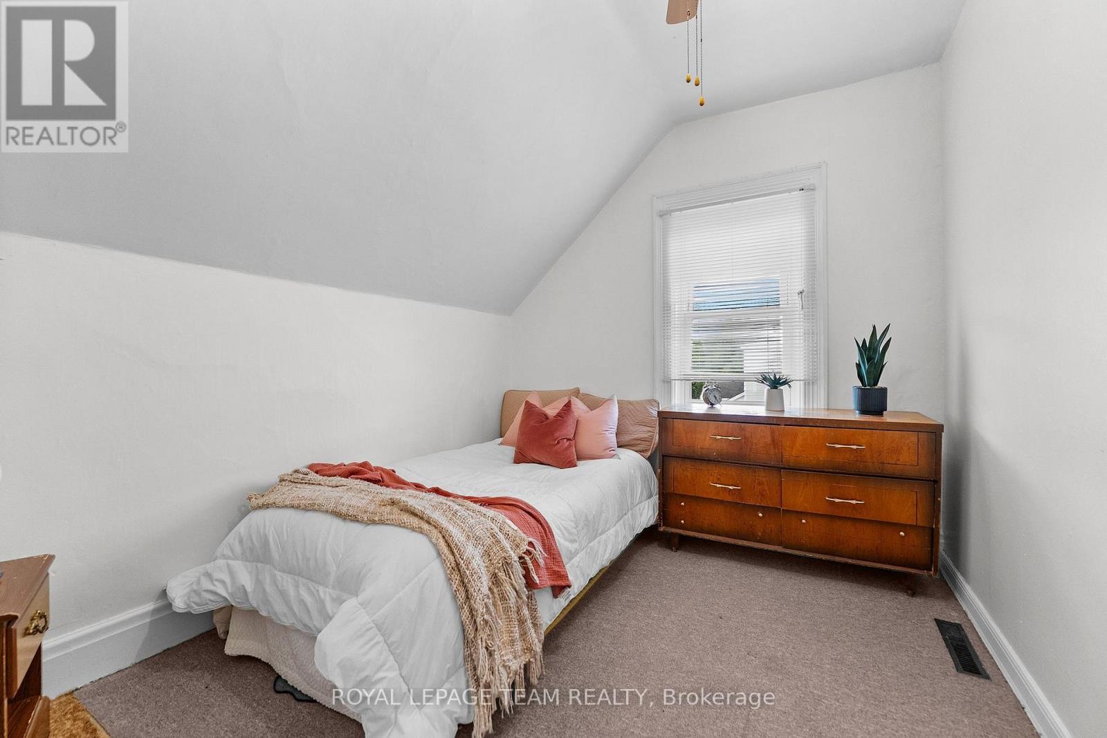 












80 BANK STREET S

,
Renfrew,




Ontario
K7V2E6

