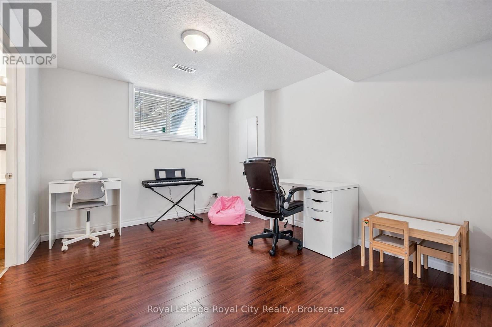 












6 - 361 ARKELL ROAD

,
Guelph (Pineridge/Westminster Woods),




Ontario
N1L1E5

