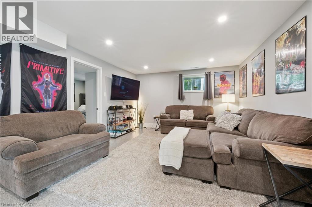 












647 BRANT-WATERLOO Road

,
Ayr,




Ontario
N0B1E0

