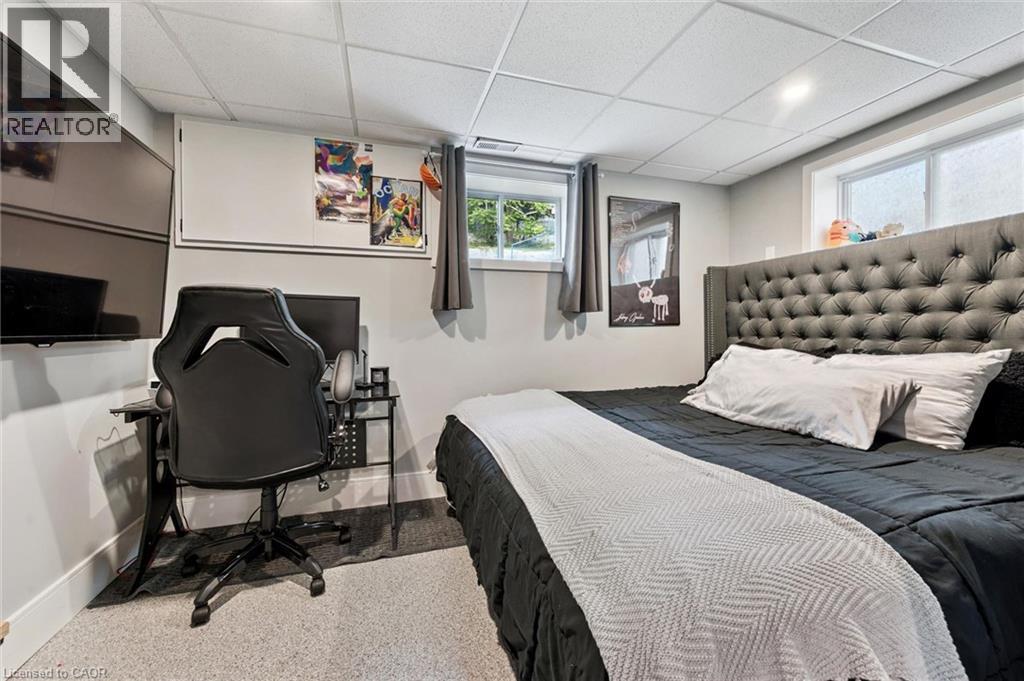 












647 BRANT-WATERLOO Road

,
Ayr,




Ontario
N0B1E0

