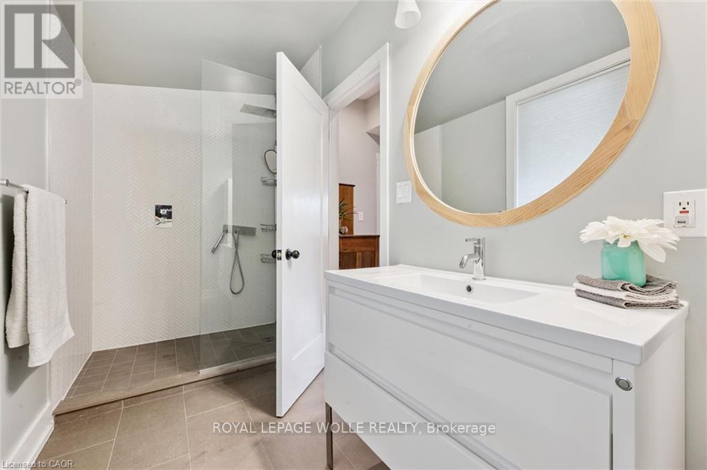 












647 BRANT WATERLOO ROAD

,
North Dumfries,




Ontario
N0B1E0

