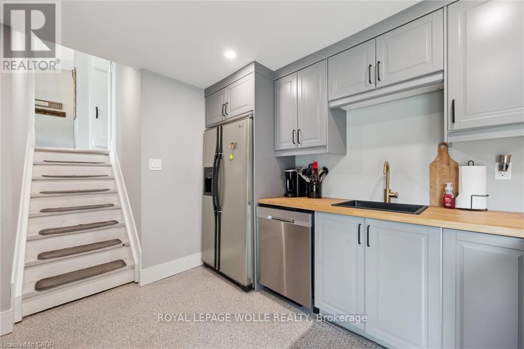 












647 BRANT WATERLOO ROAD

,
North Dumfries,




Ontario
N0B1E0

