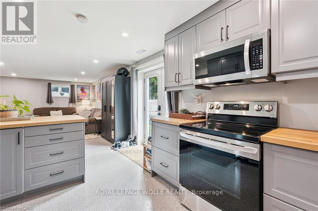 












647 BRANT WATERLOO ROAD

,
North Dumfries,




Ontario
N0B1E0

