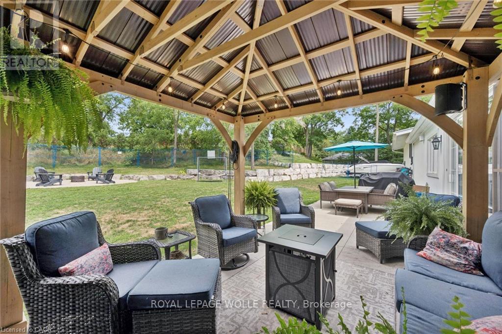 












647 BRANT WATERLOO ROAD

,
North Dumfries,




Ontario
N0B1E0

