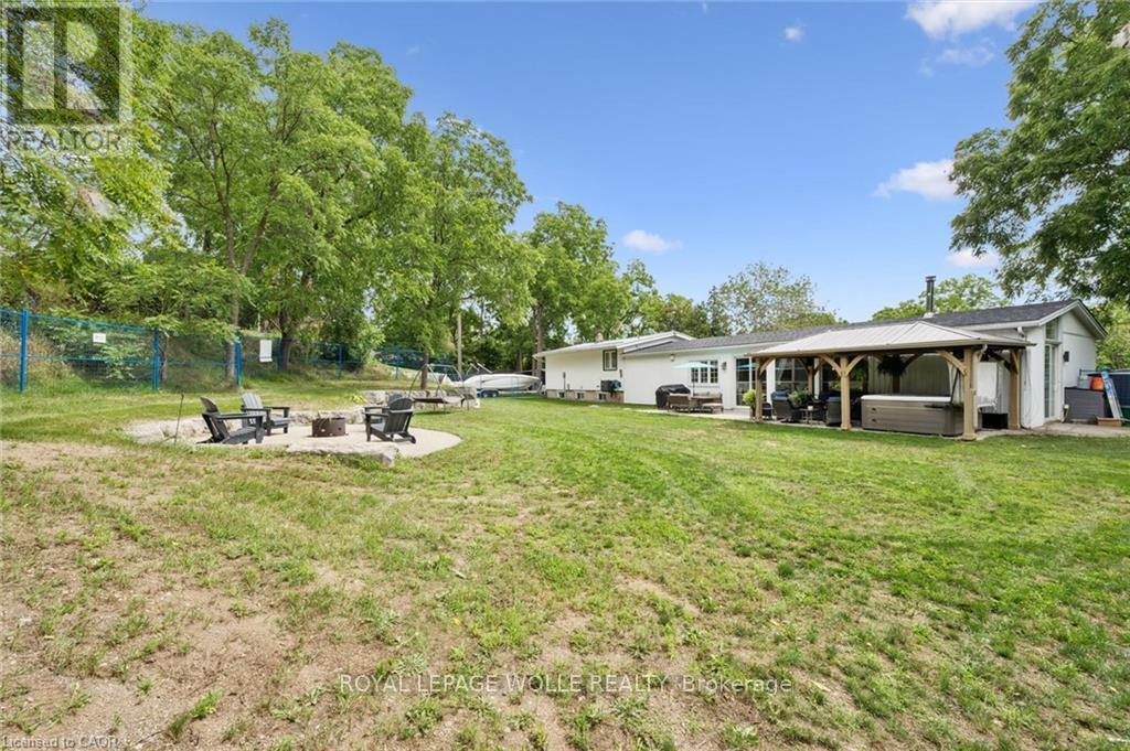 












647 BRANT WATERLOO ROAD

,
North Dumfries,




Ontario
N0B1E0

