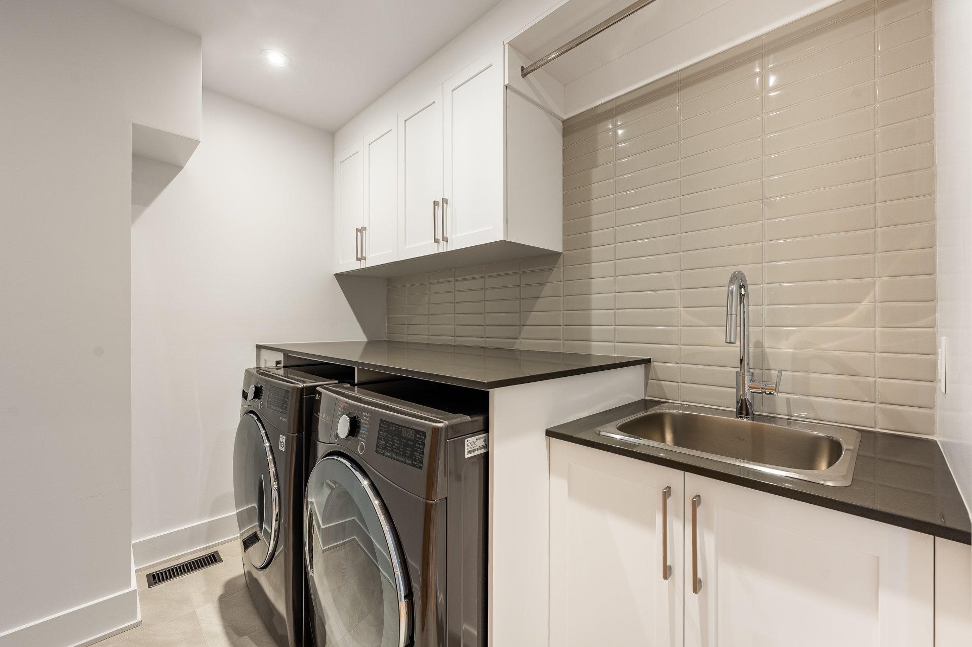 









345Z


Rue Narbonne

,
Sainte-Julie,




QC
J3E0E9


