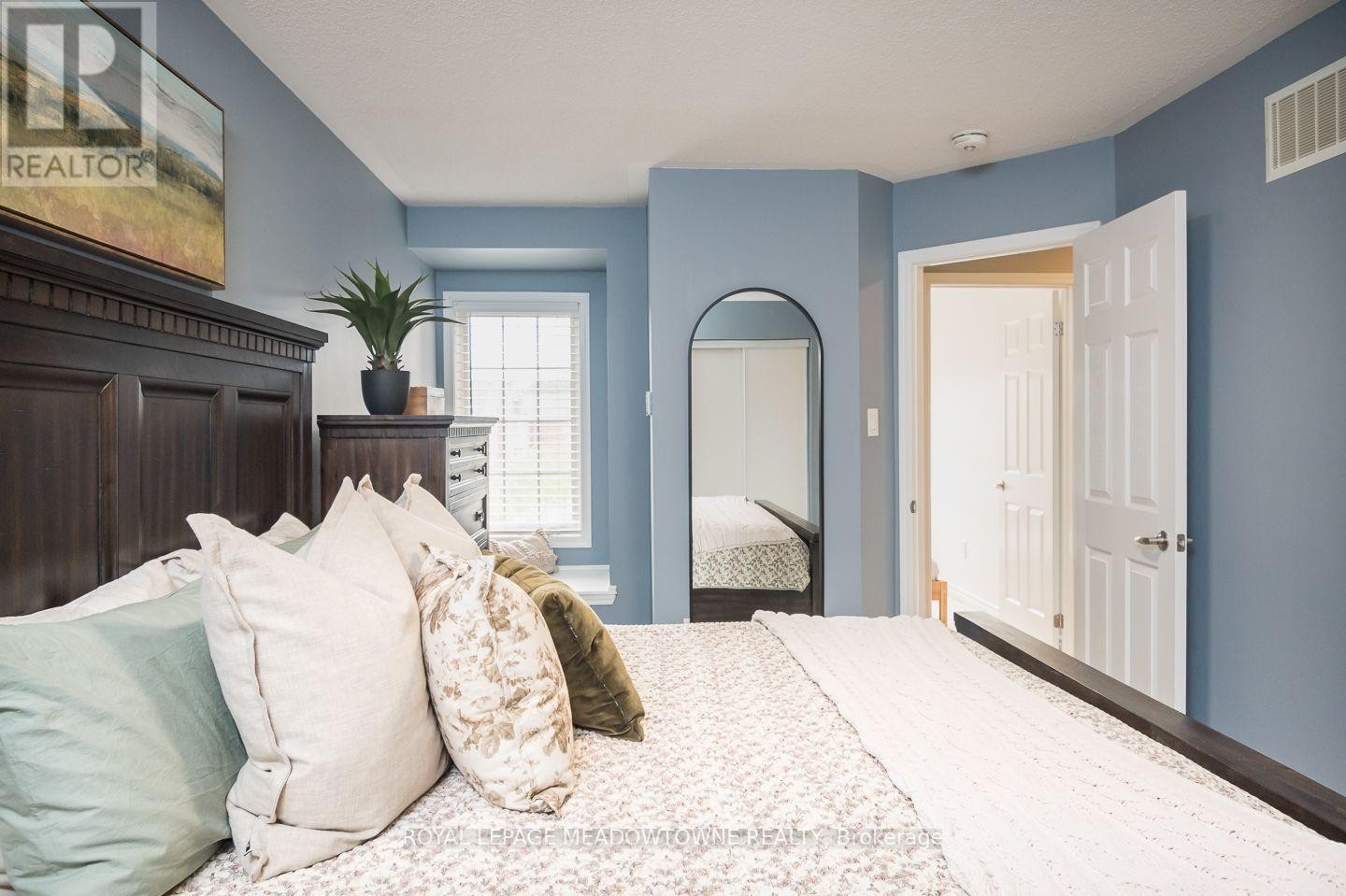 












275 EVES GATE

,
Milton,




Ontario
L9E0A2

