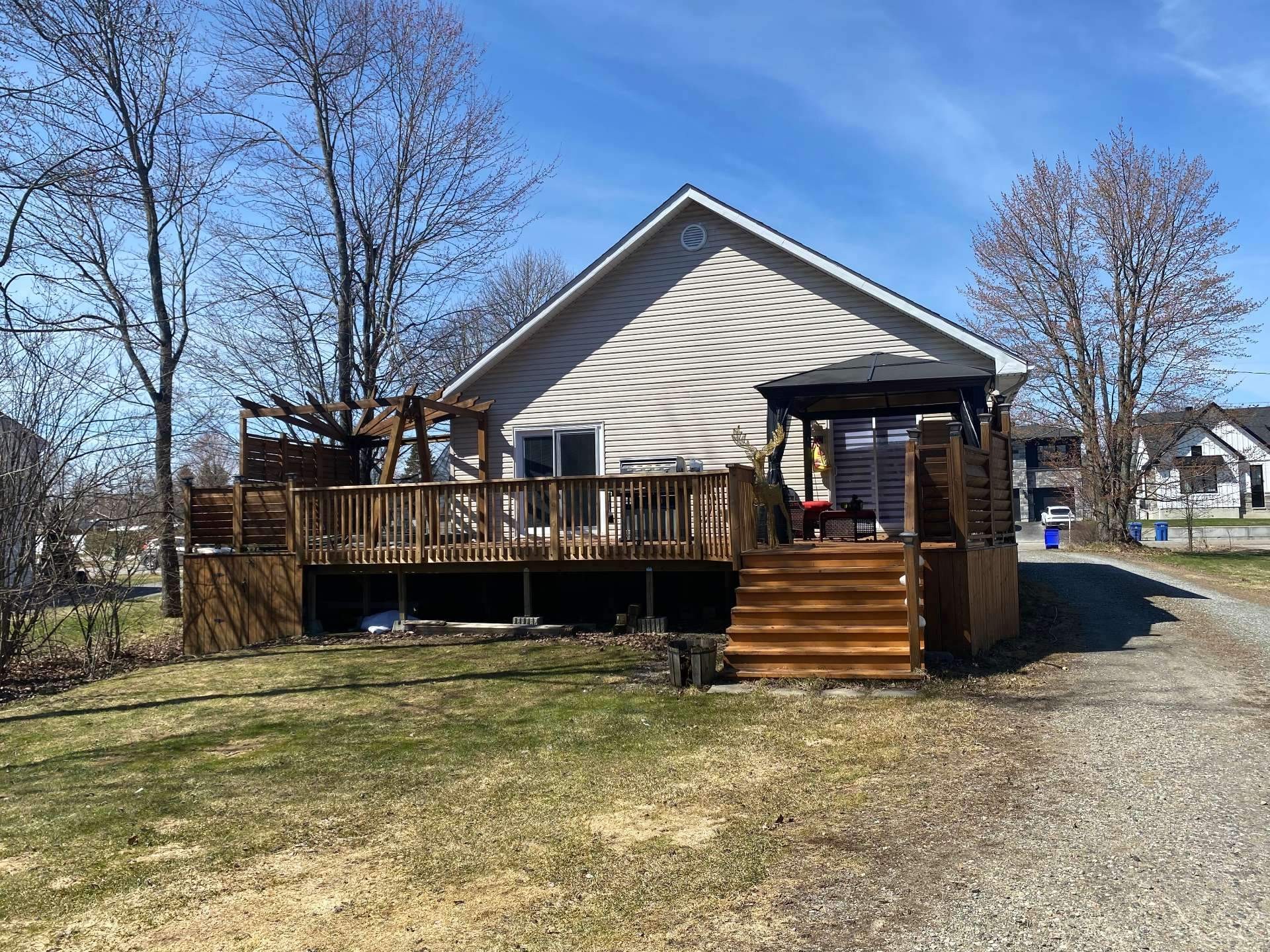 









1294


Rue d'Alma

,
Gatineau (Gatineau),




QC
J8R3J4

