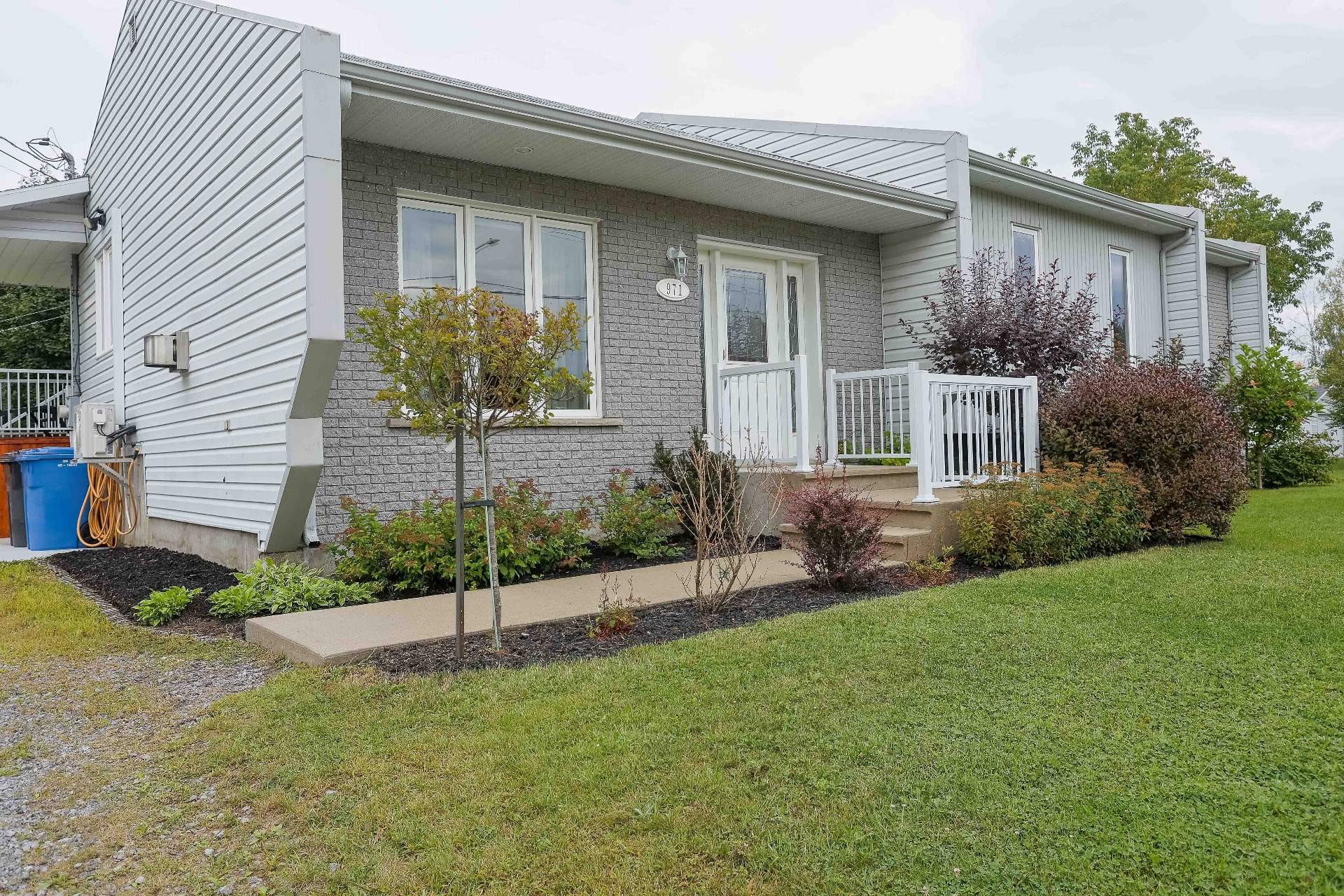 









971


Route de Red Mill S.

,
Trois-Rivières,




QC
G8V2B6

