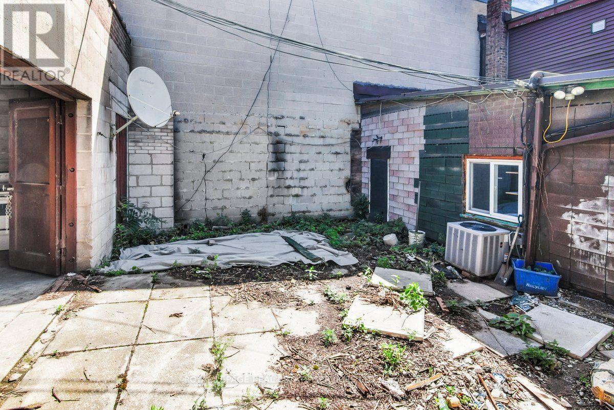 












1366 QUEEN STREET W

,
Toronto,




Ontario
M6K1L7

