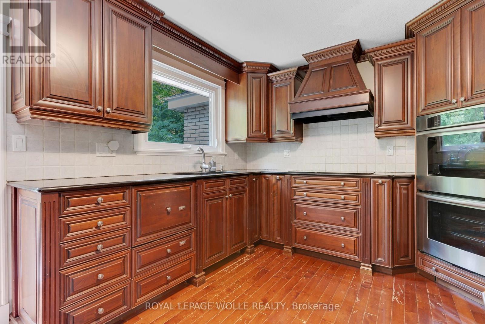 












35 MAPLE HILL DRIVE

,
Kitchener,




Ontario
N2M2R7

