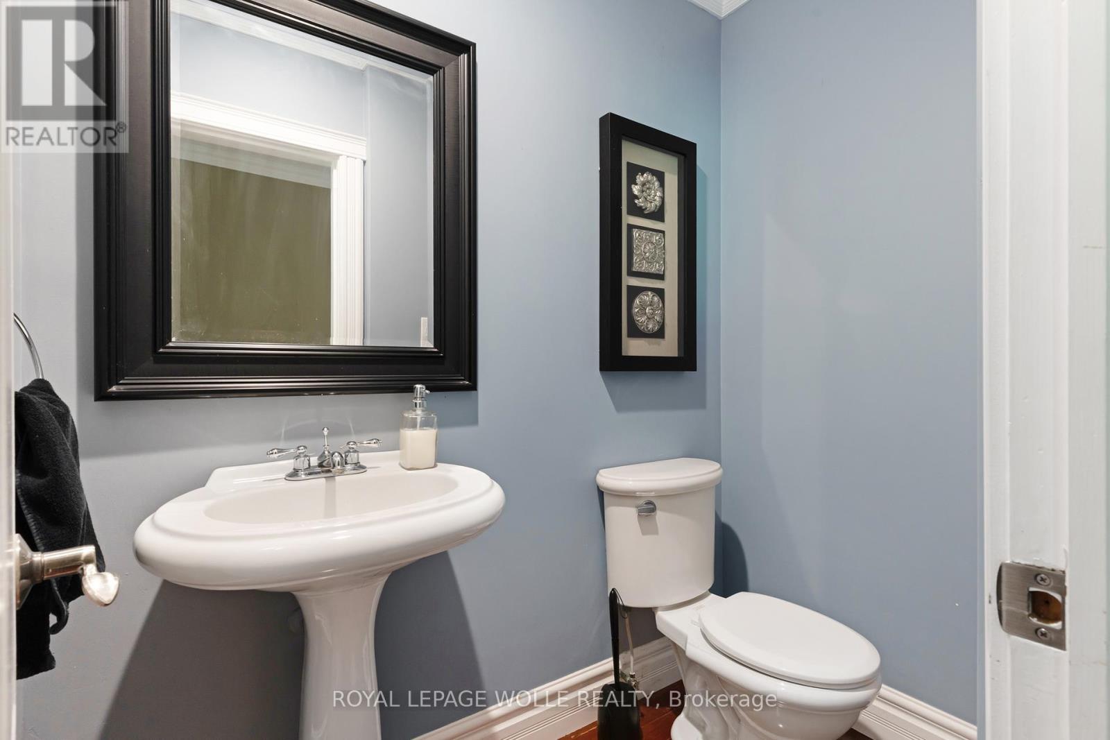 












35 MAPLE HILL DRIVE

,
Kitchener,




Ontario
N2M2R7

