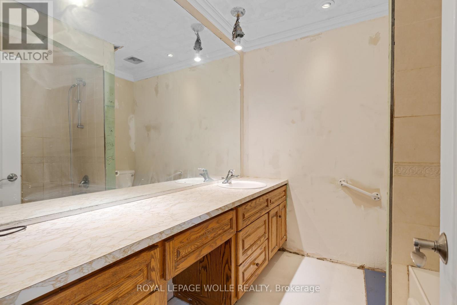 












35 MAPLE HILL DRIVE

,
Kitchener,




Ontario
N2M2R7

