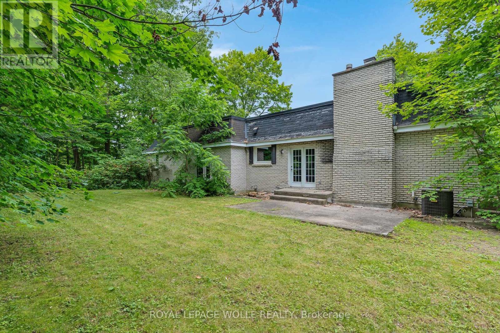 












35 MAPLE HILL DRIVE

,
Kitchener,




Ontario
N2M2R7

