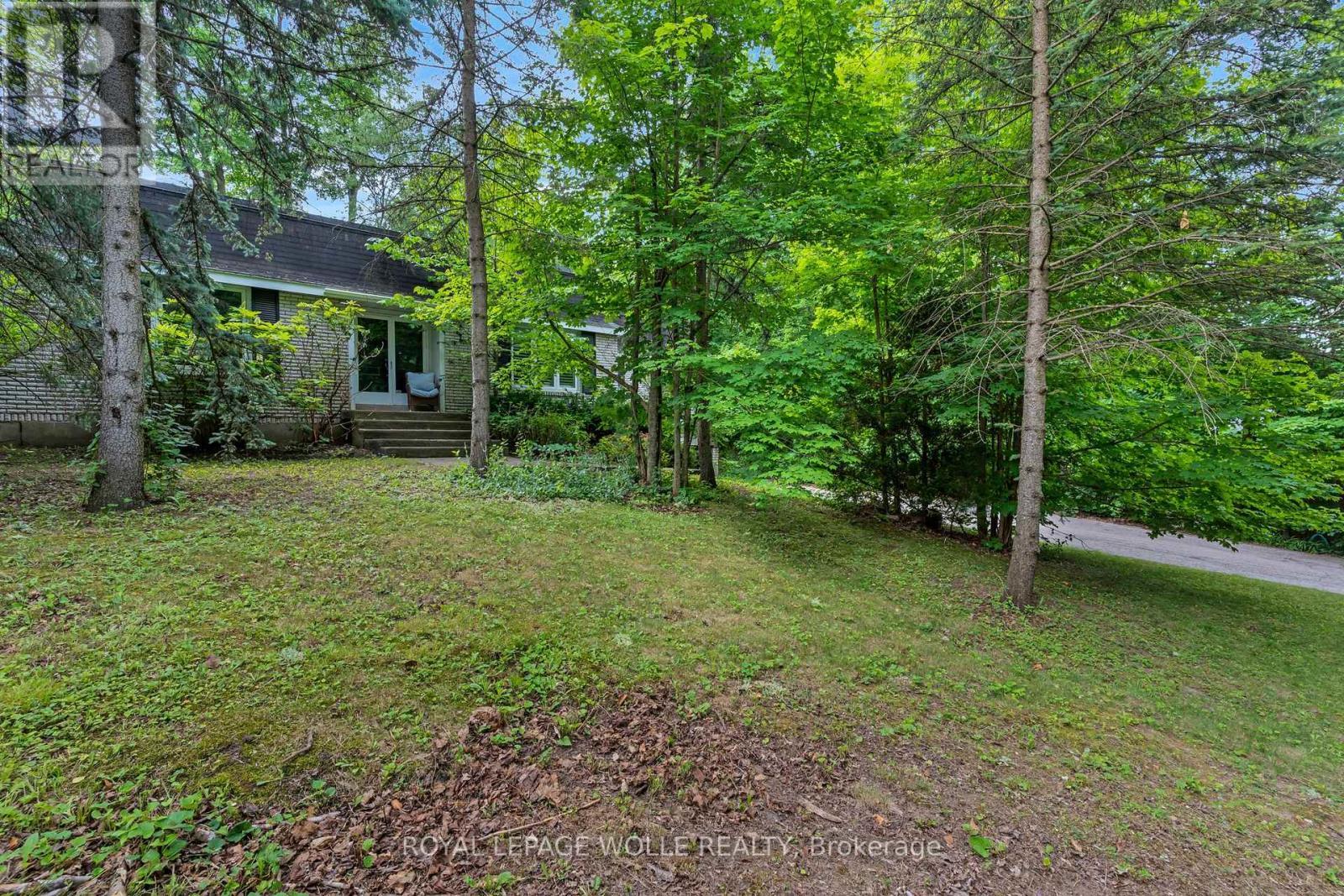 












35 MAPLE HILL DRIVE

,
Kitchener,




Ontario
N2M2R7

