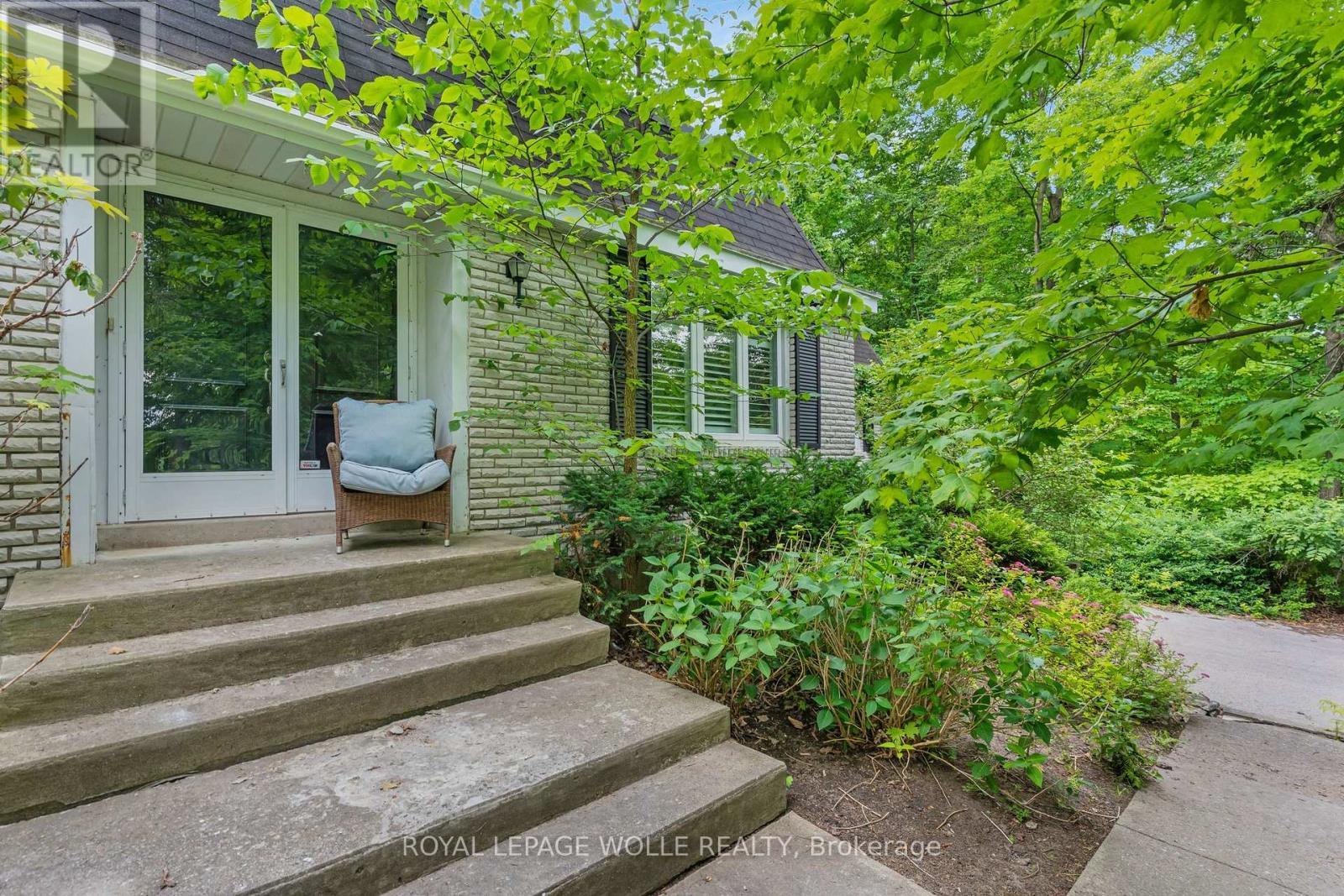 












35 MAPLE HILL DRIVE

,
Kitchener,




Ontario
N2M2R7


