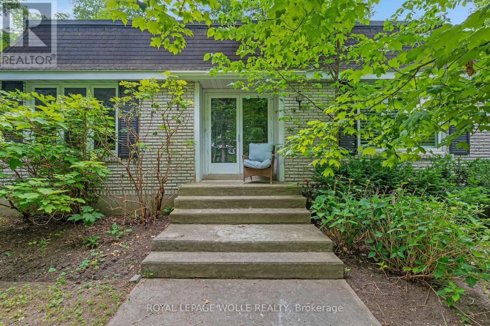 












35 MAPLE HILL DRIVE

,
Kitchener,




Ontario
N2M2R7

