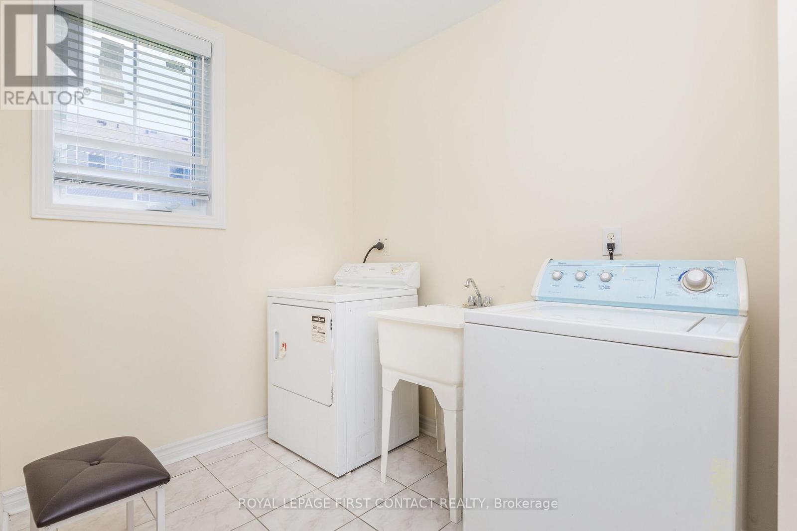 












1 GRIFFIN GATE

,
Barrie,




Ontario
L4M7G4

