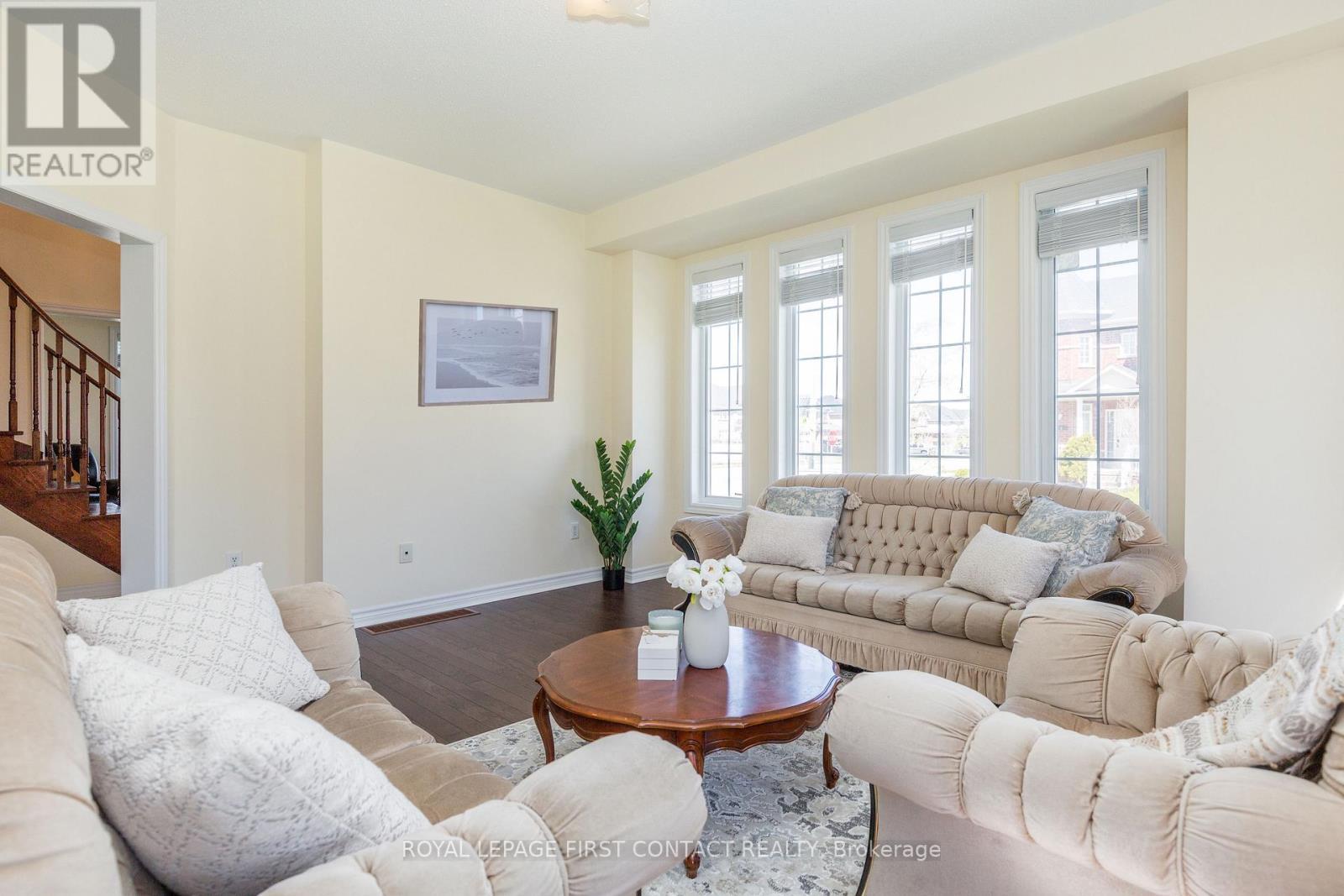 












1 GRIFFIN GATE

,
Barrie,




Ontario
L4M7G4

