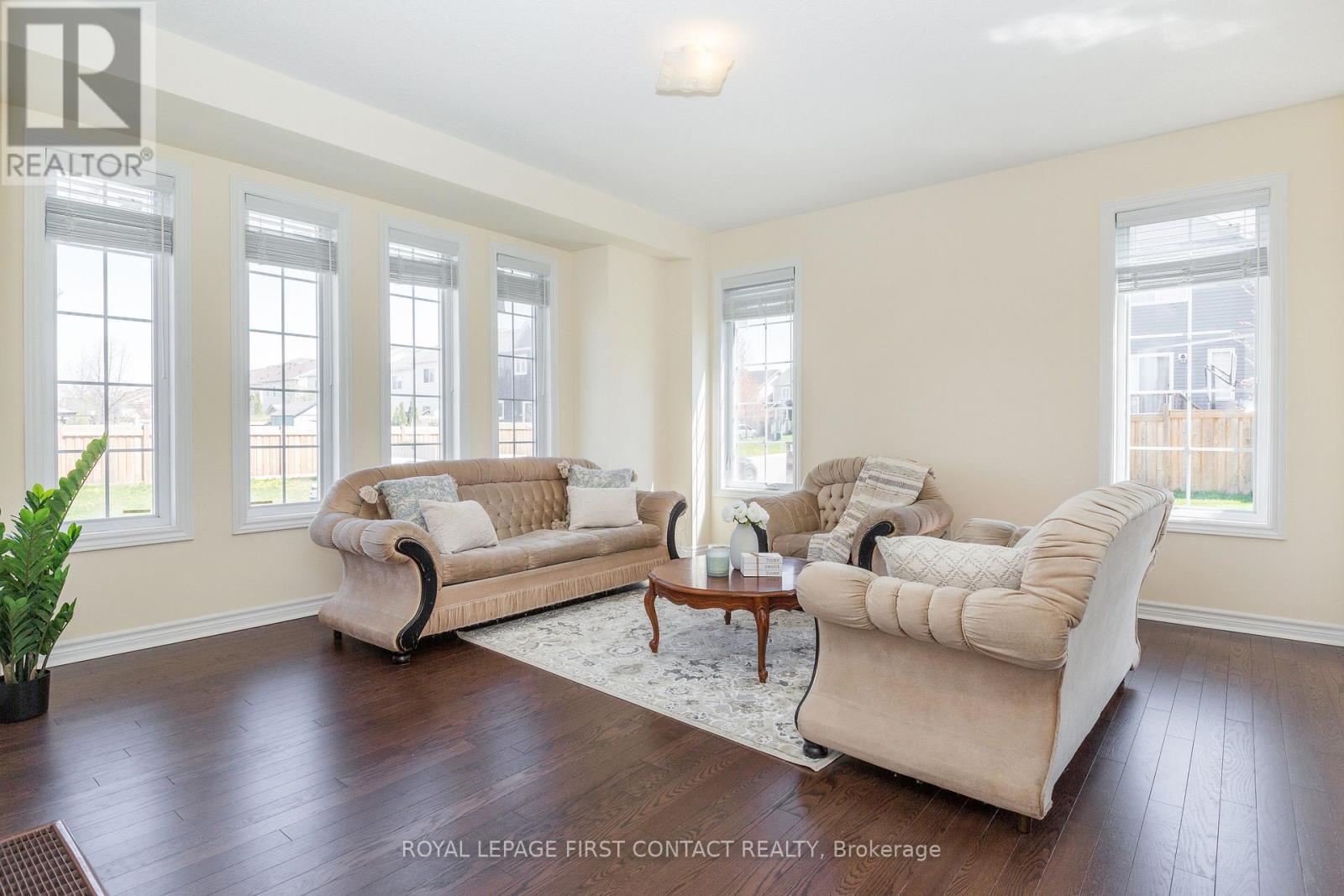 












1 GRIFFIN GATE

,
Barrie,




Ontario
L4M7G4

