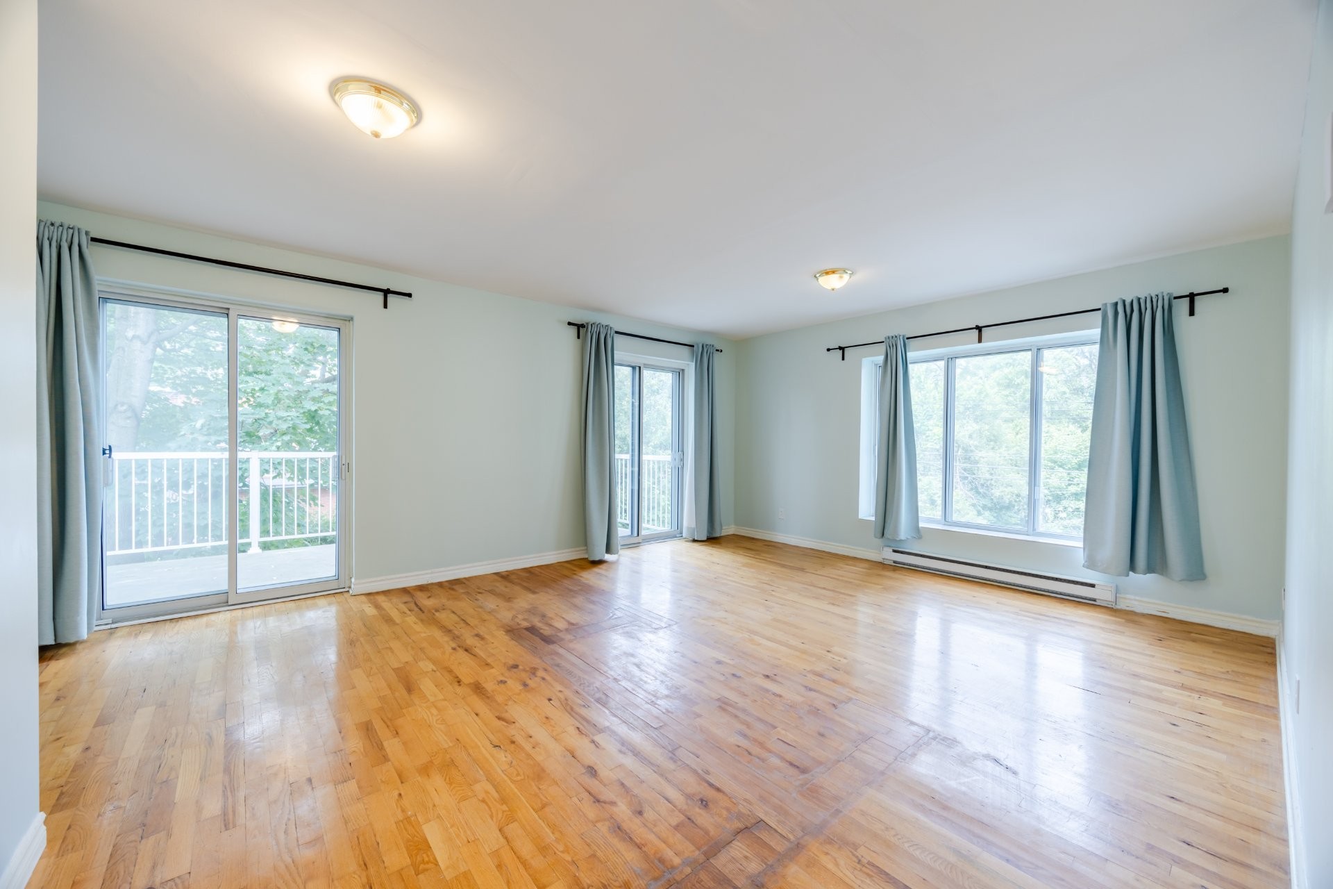 









6490

 - 6492


Av. McLynn

,
Montréal (Côte-des-Neiges/Notre-Dame-de-Grâce),




QC
H3X2R4

