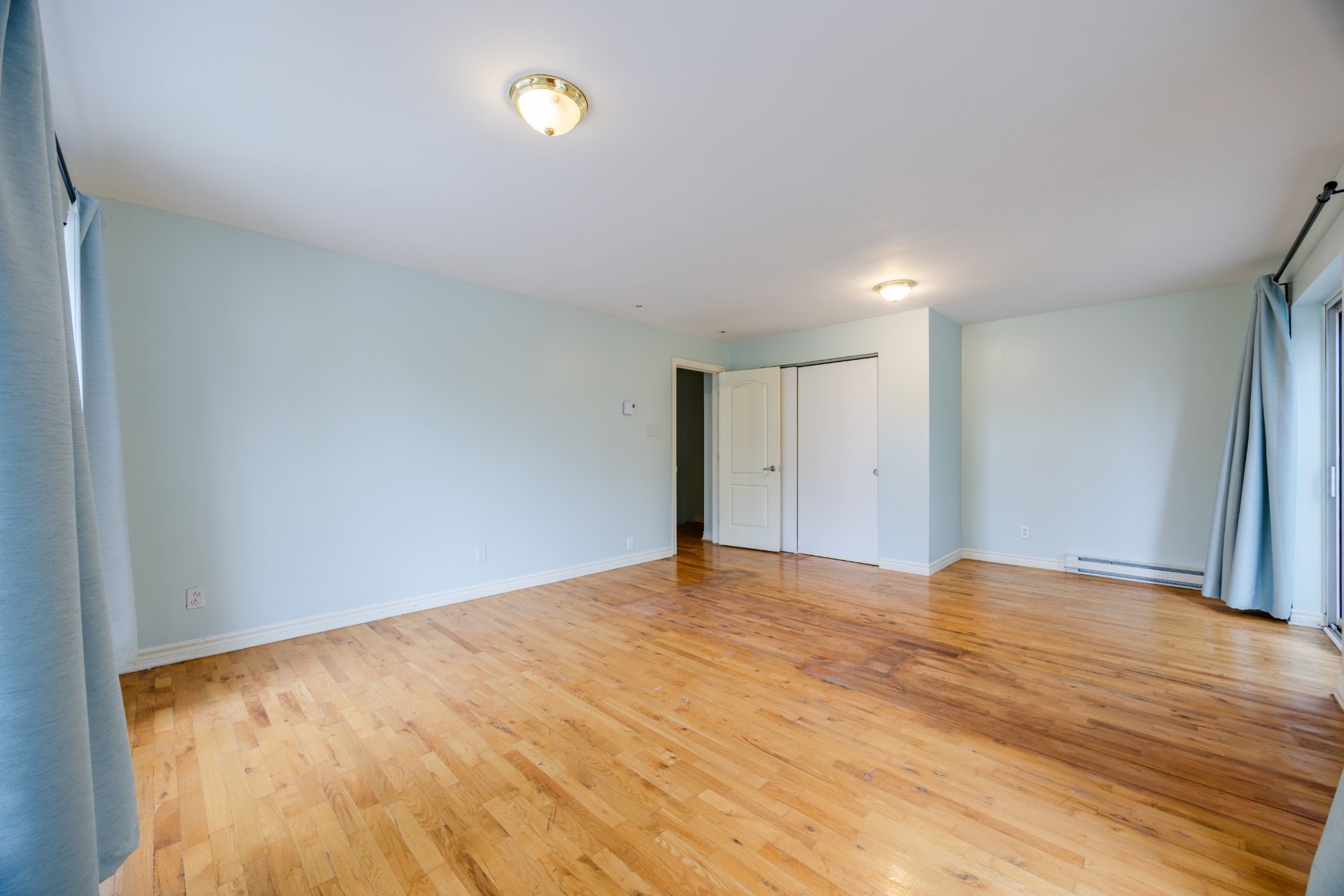 









6490

 - 6492


Av. McLynn

,
Montréal (Côte-des-Neiges/Notre-Dame-de-Grâce),




QC
H3X2R4

