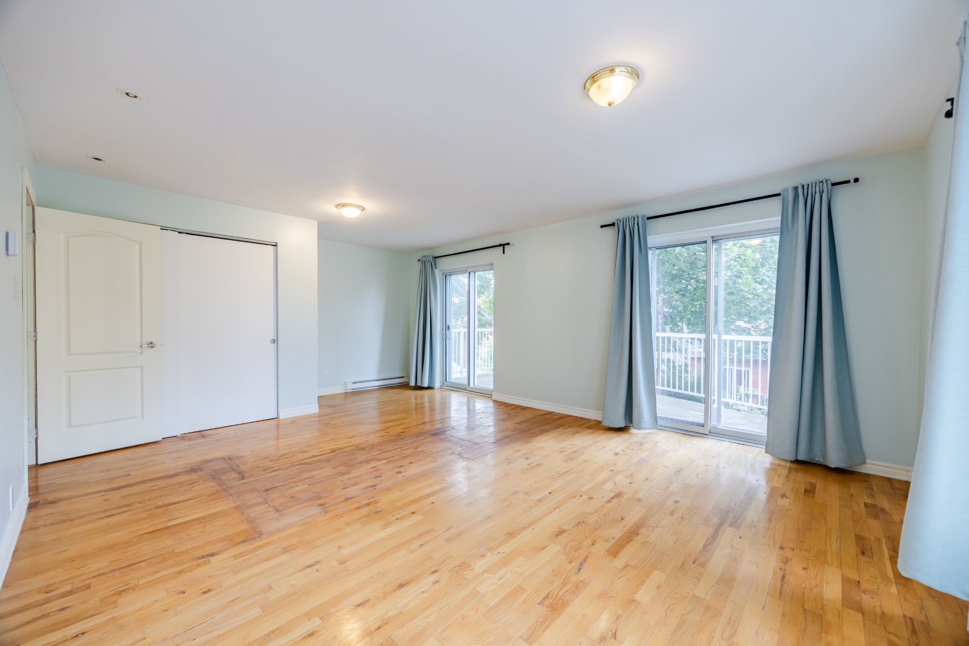 









6490

 - 6492


Av. McLynn

,
Montréal (Côte-des-Neiges/Notre-Dame-de-Grâce),




QC
H3X2R4

